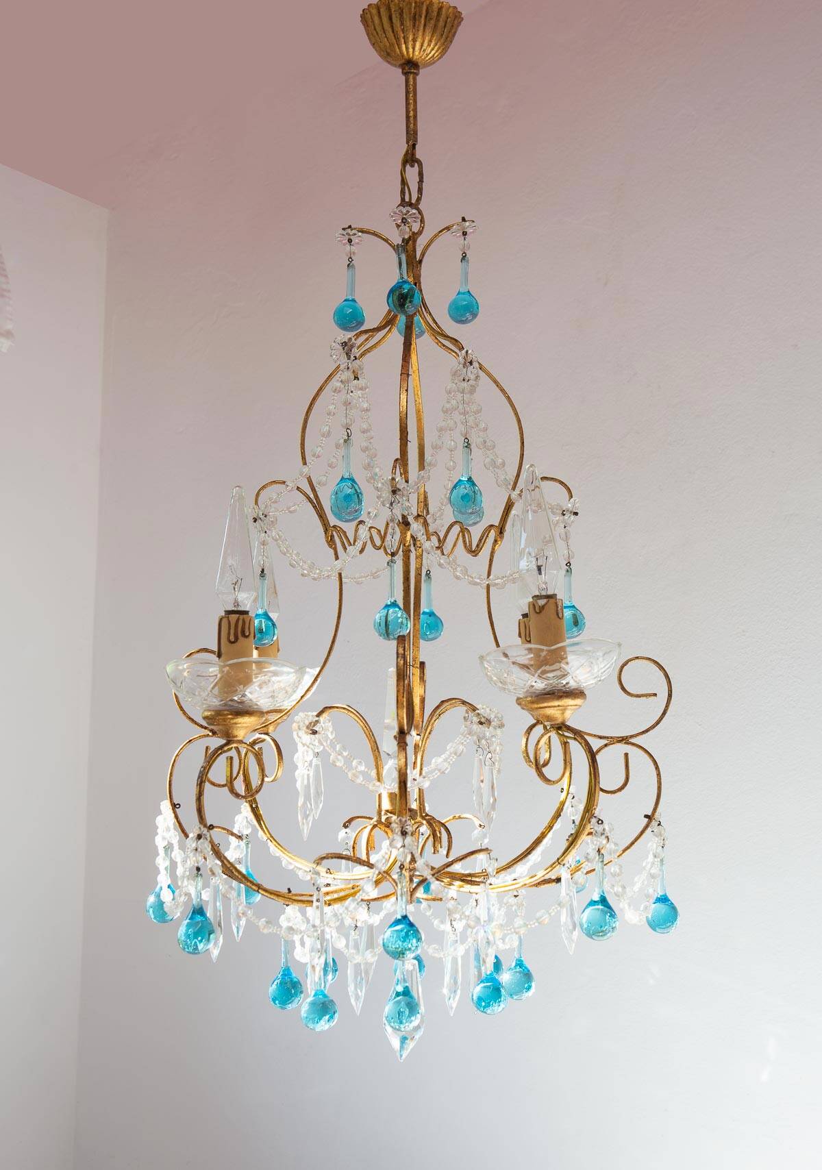 Italian chandelier in gold metal and blue crystal drops