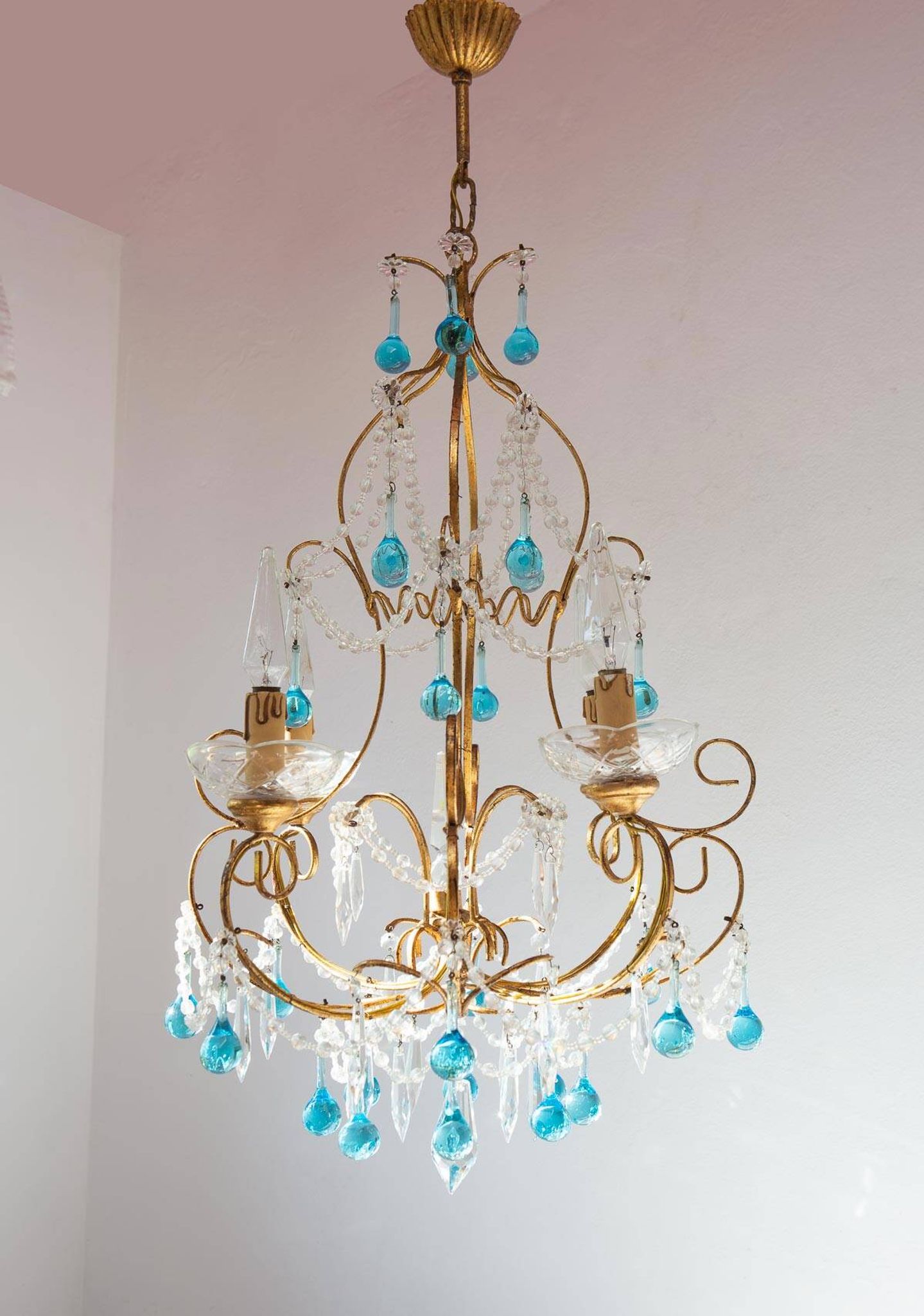 Italian chandelier in gold metal and blue crystal drops