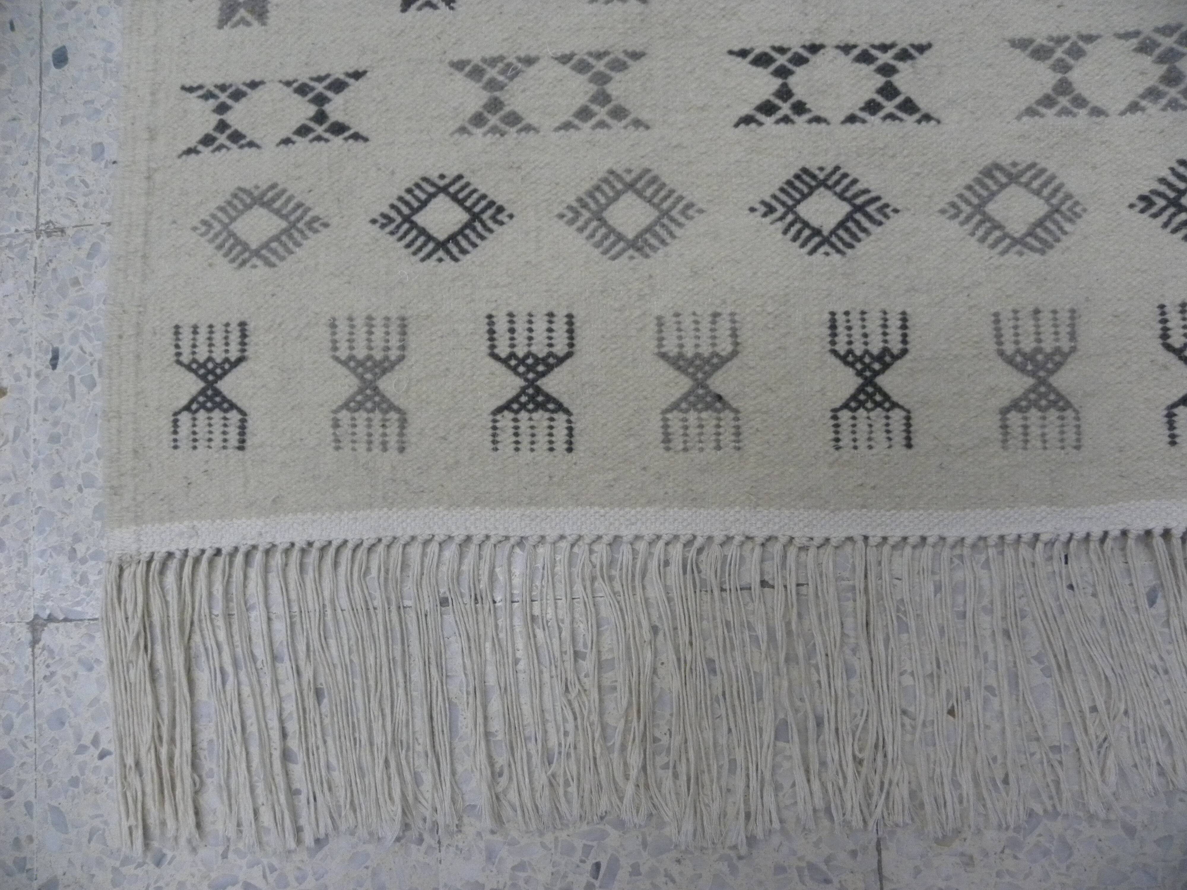 Hand-Knotted Berber Kilim Rug in Wool with Ethnic Pattern in Beige and Grey