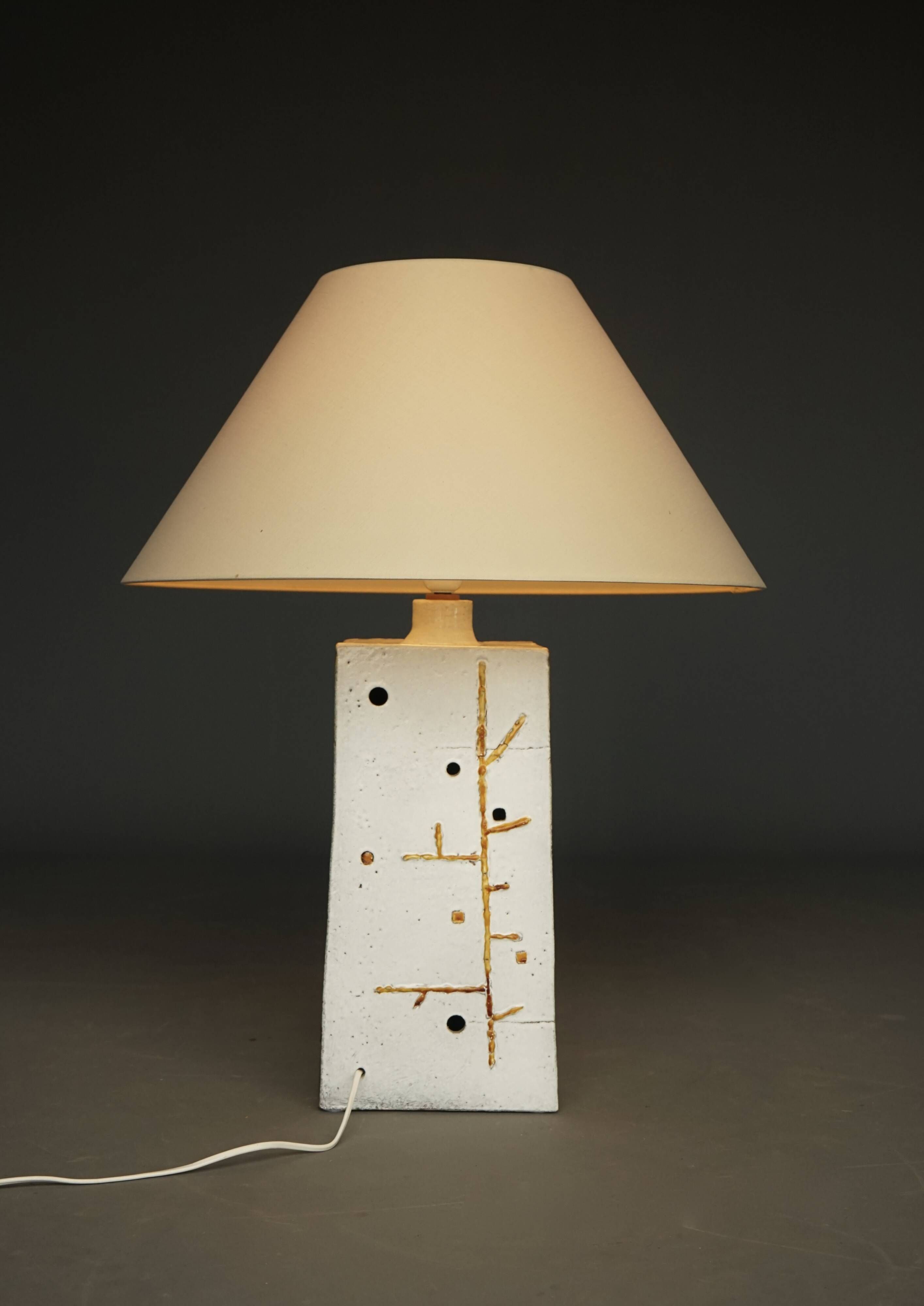 Lampe de table en céramique de style mid-century avec design abstrait, années 1970.