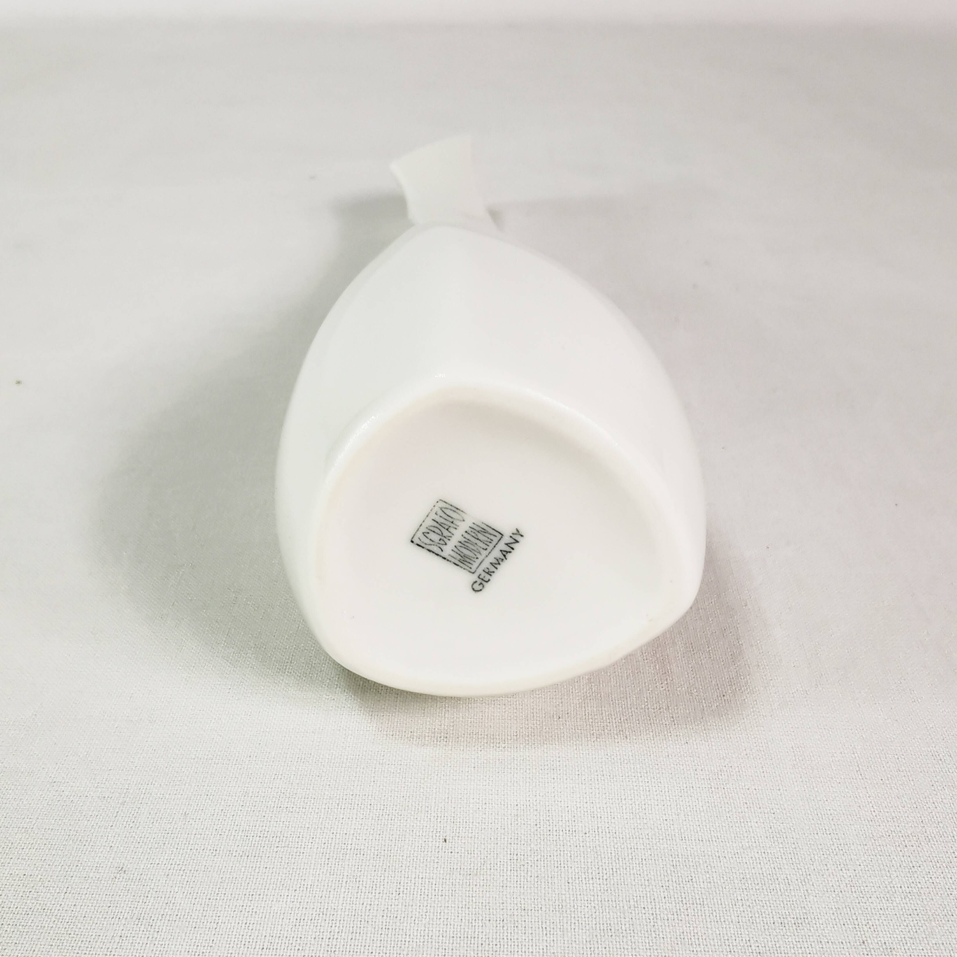 Minimalistyczny wazon porcelanowy, Sgrafo Modern, proj. Peter Muller, late 60.