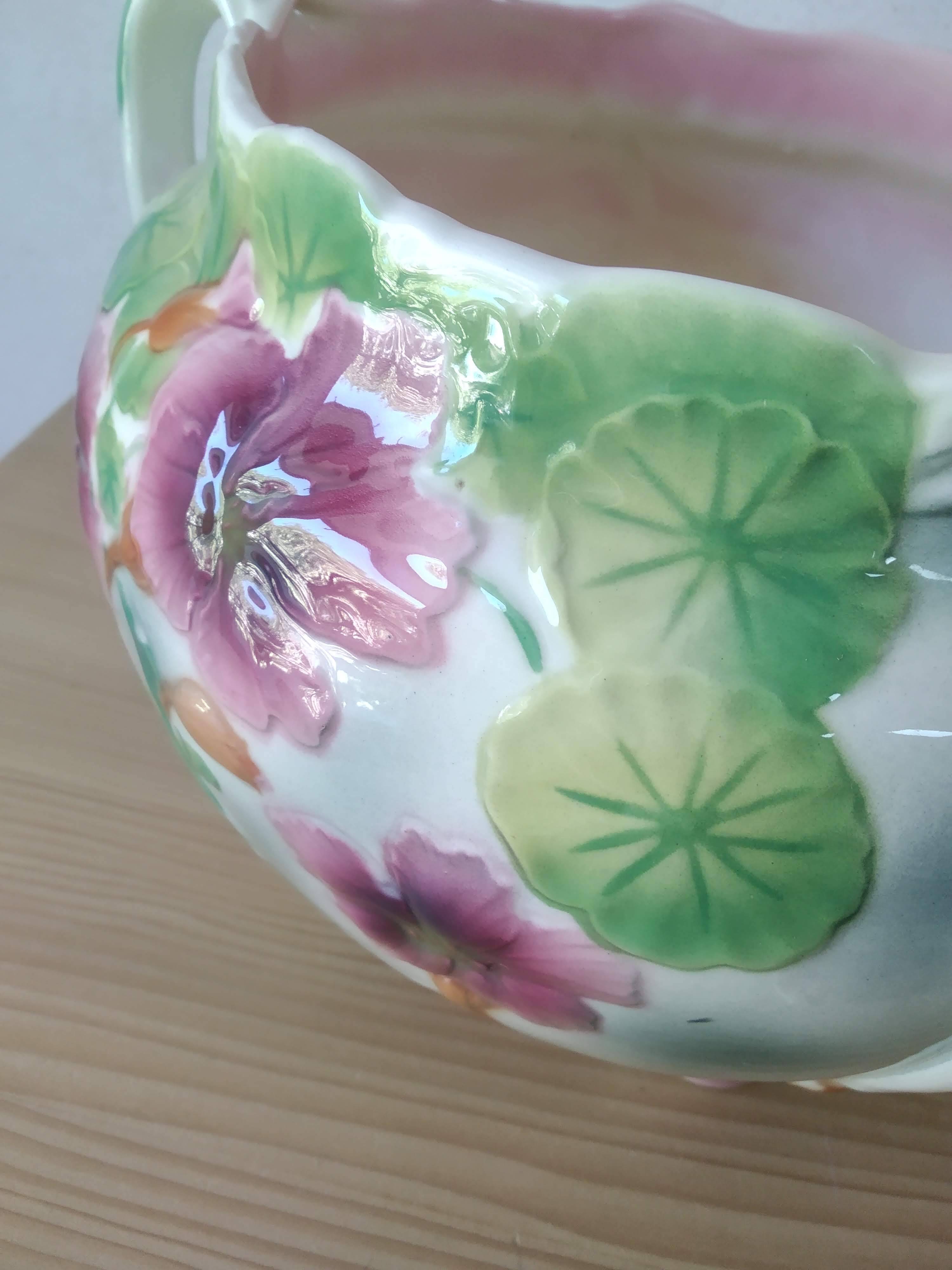 Saint Clément slip pot with Nasturtium decor