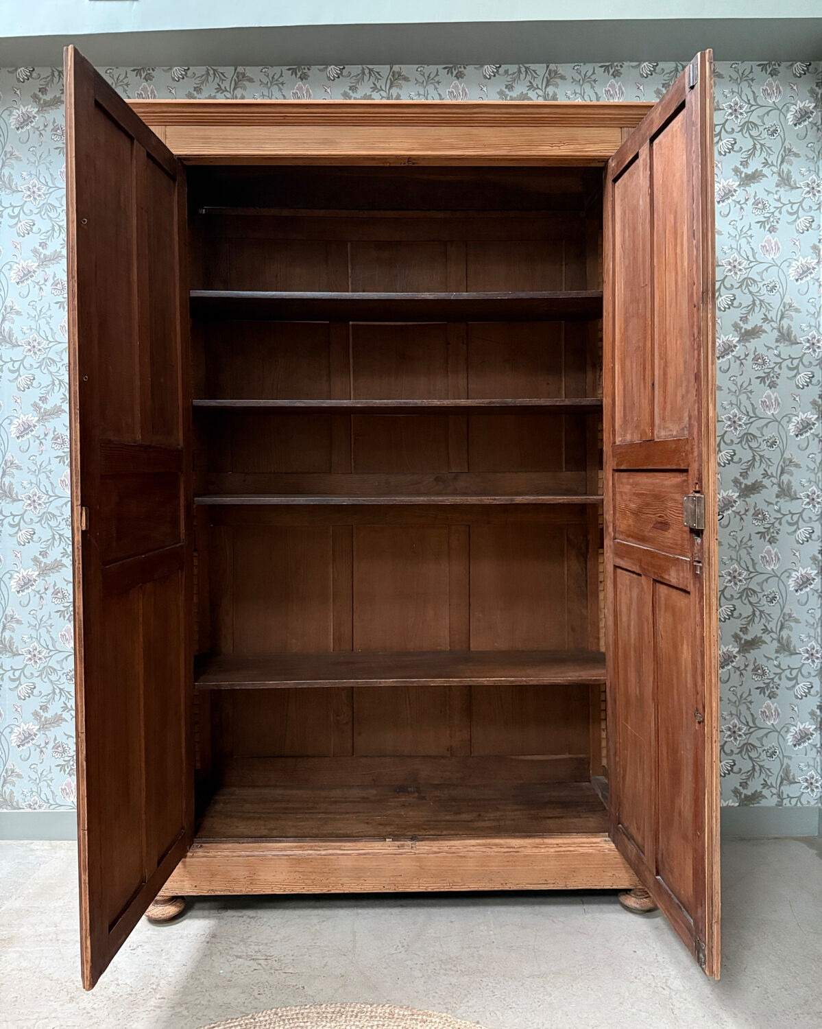 Grande armoire parisienne rénovée 
