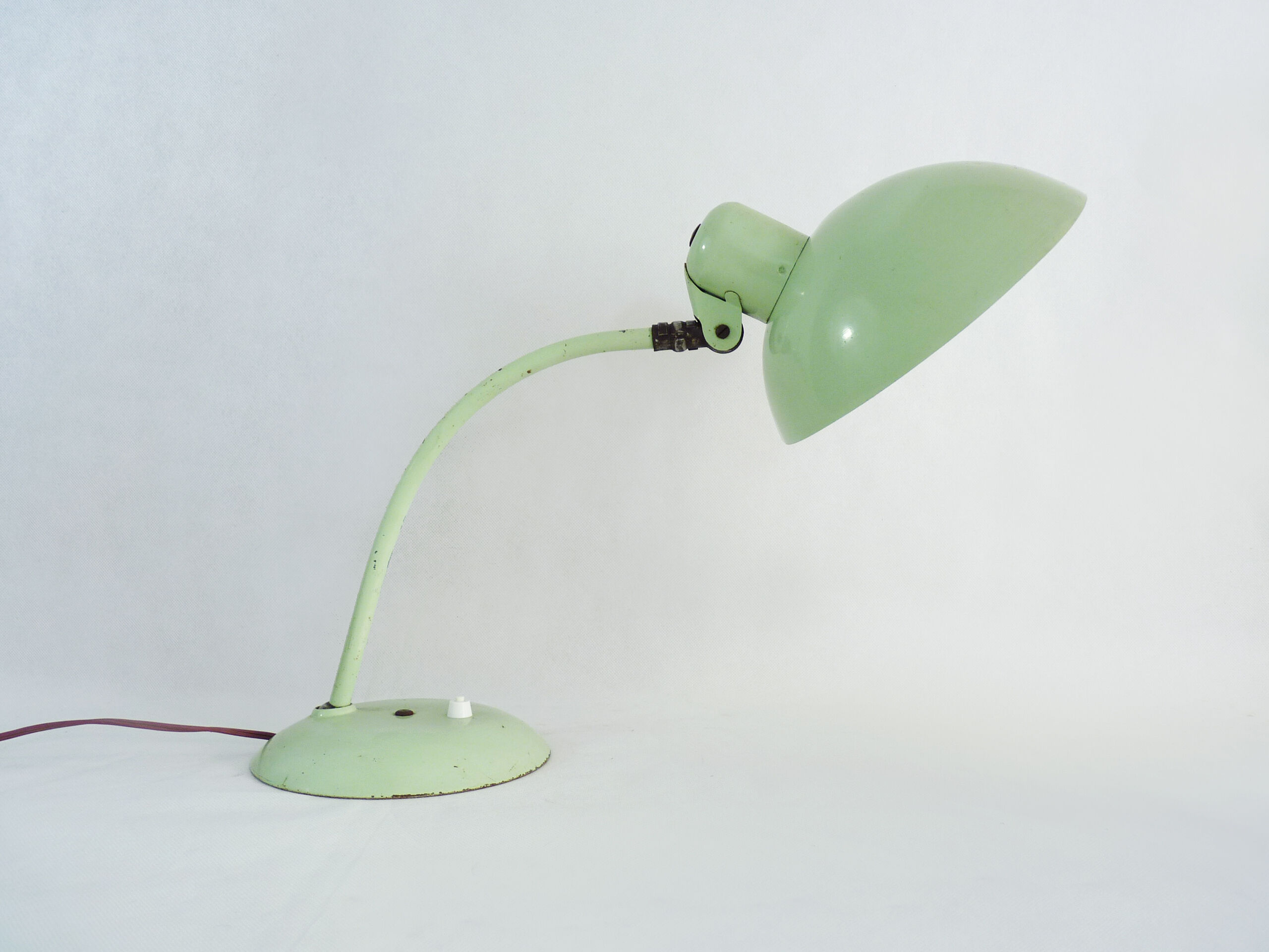 Green metal saucer desk lamp orientable. Year 50
