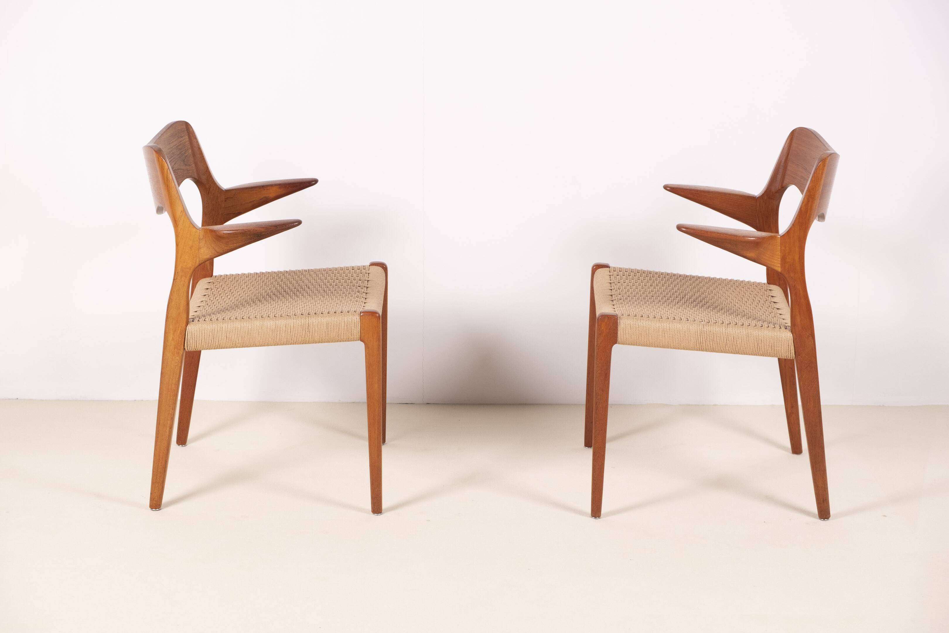 2x Niels O. Møller Modèle 55 en teck, années 1950, Danemark