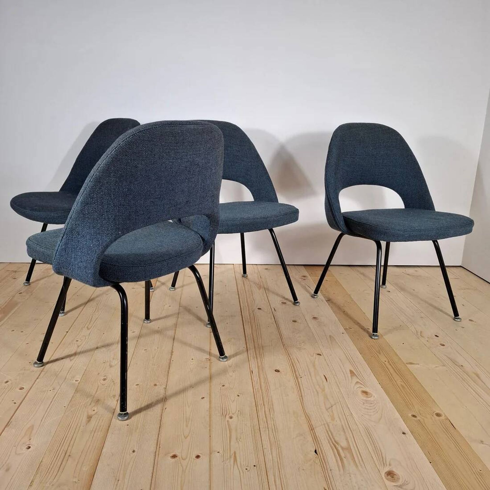 Ensemble de 4 chaises Executive Eero Saarinen 72CC pour Knoll – Mid-Century Modern