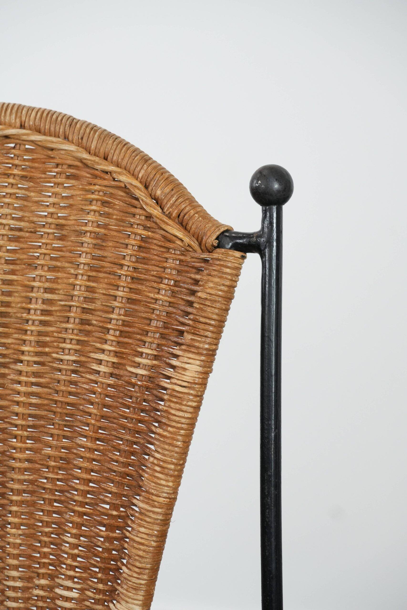 Deux chaises de salle à manger au design vintage par Frederick Weinberg avec un cadre en fonte.