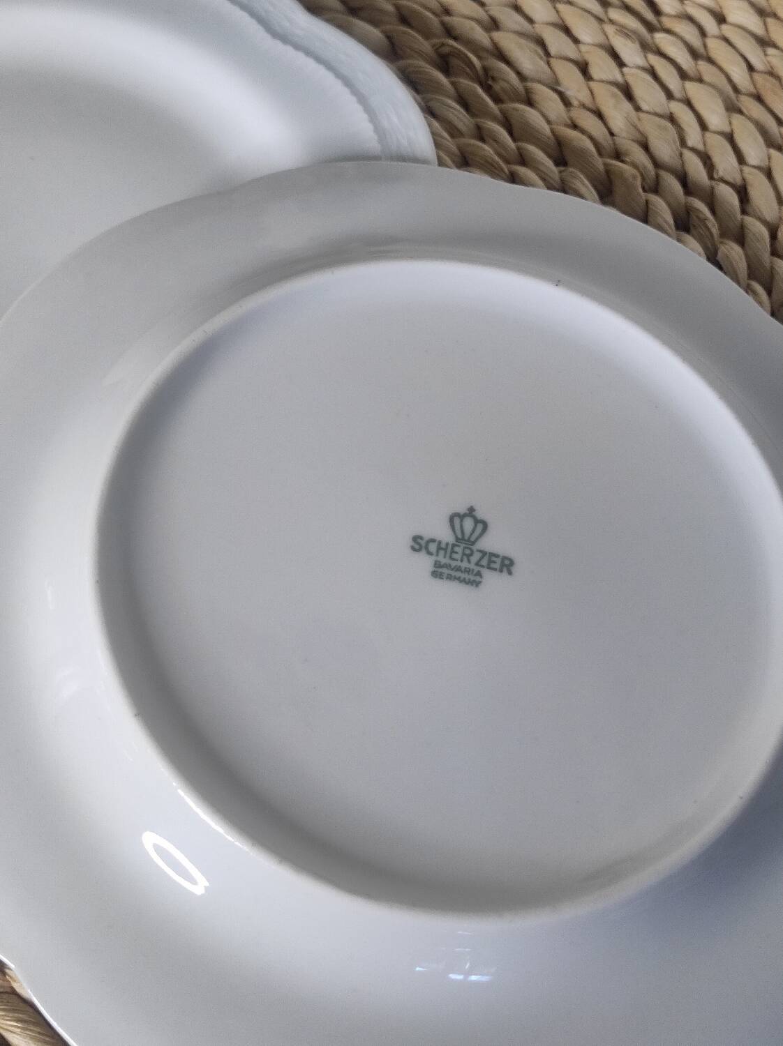 Dessert plates in porcelain