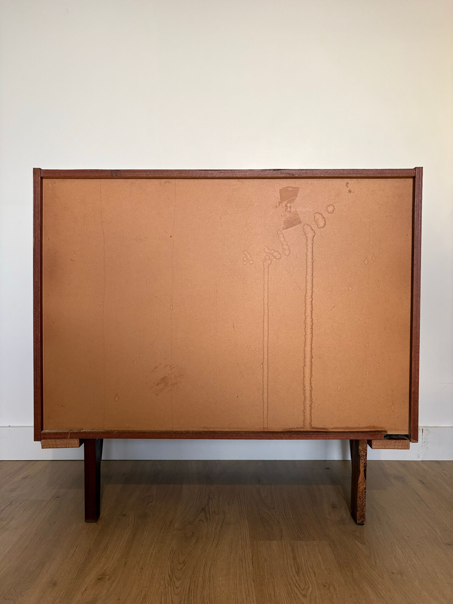 Commode en teck poignées dorées