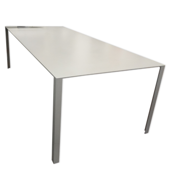 LessLess table by Jean Nouvel Molteni