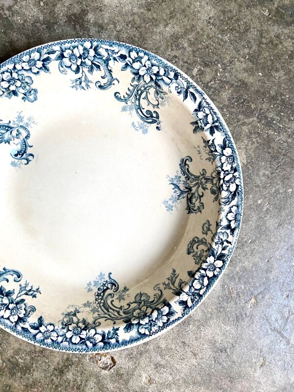 Plat rond et creux Boulenger & Cie en terre de fer émaillée blanche et bleue, service ''Wild rose