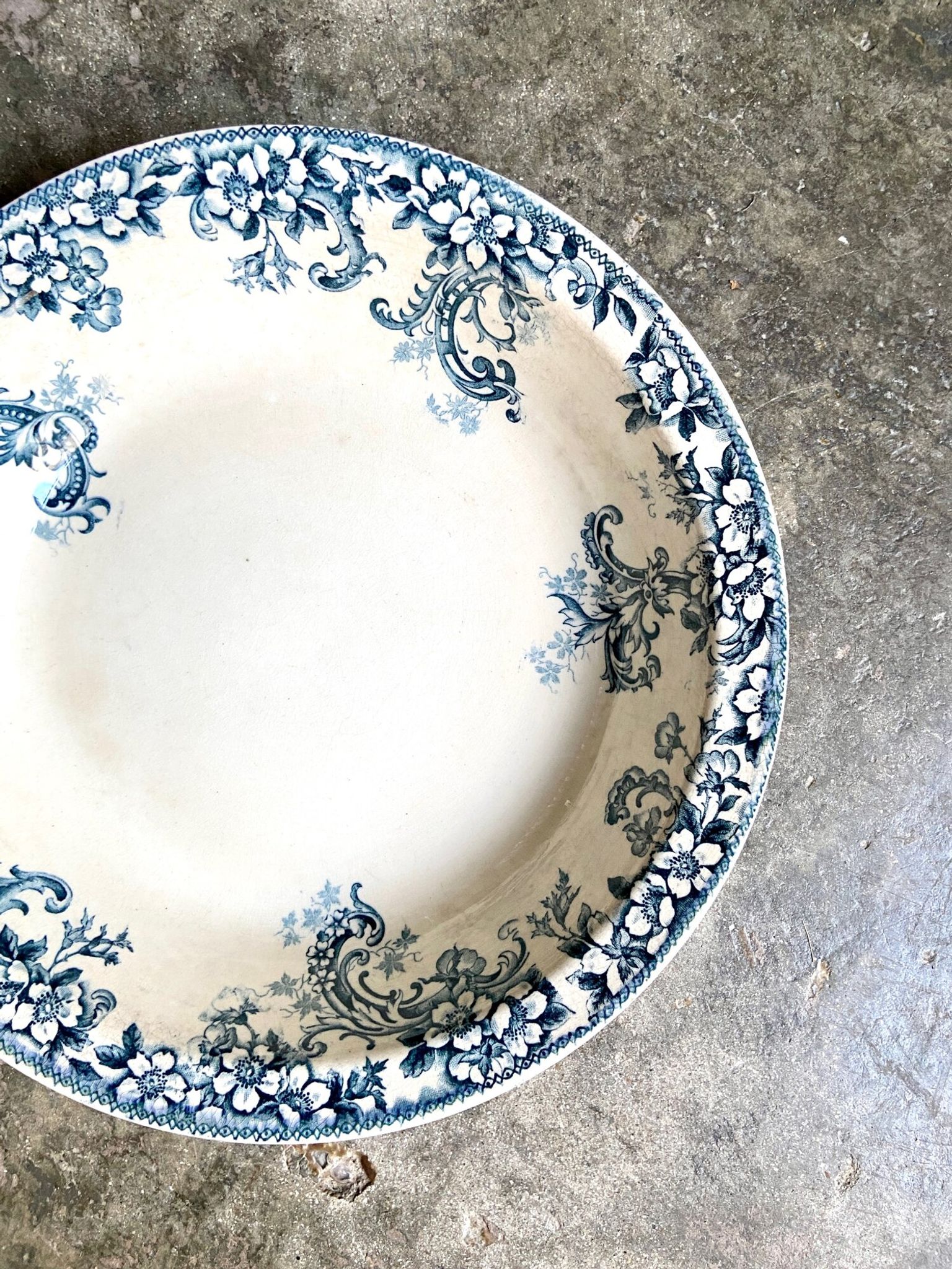 Round and hollow dish Boulenger & Cie in white and blue enamelled iron earth, "Wild rose" service