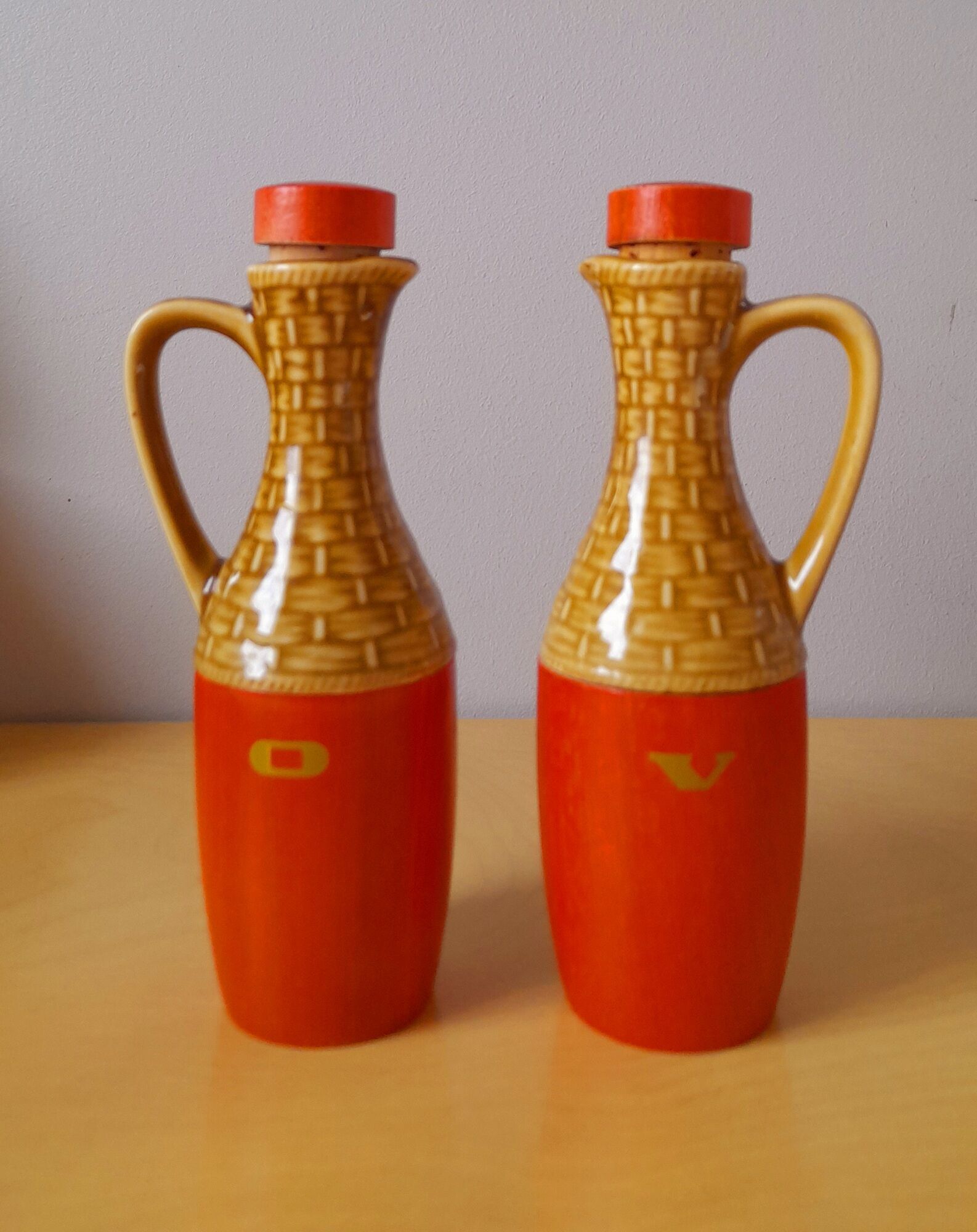 Oil and vinegar service in ceramic and wood