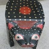 Tabouret depicting a cat