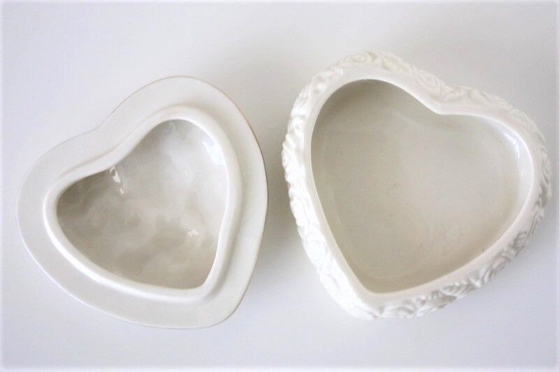 Porcelain heart box