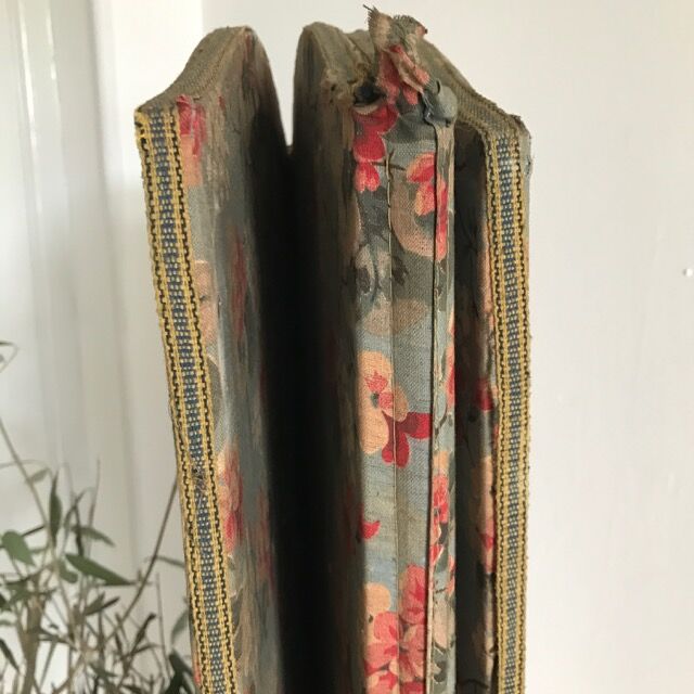 Screen old wood and flowery fabric