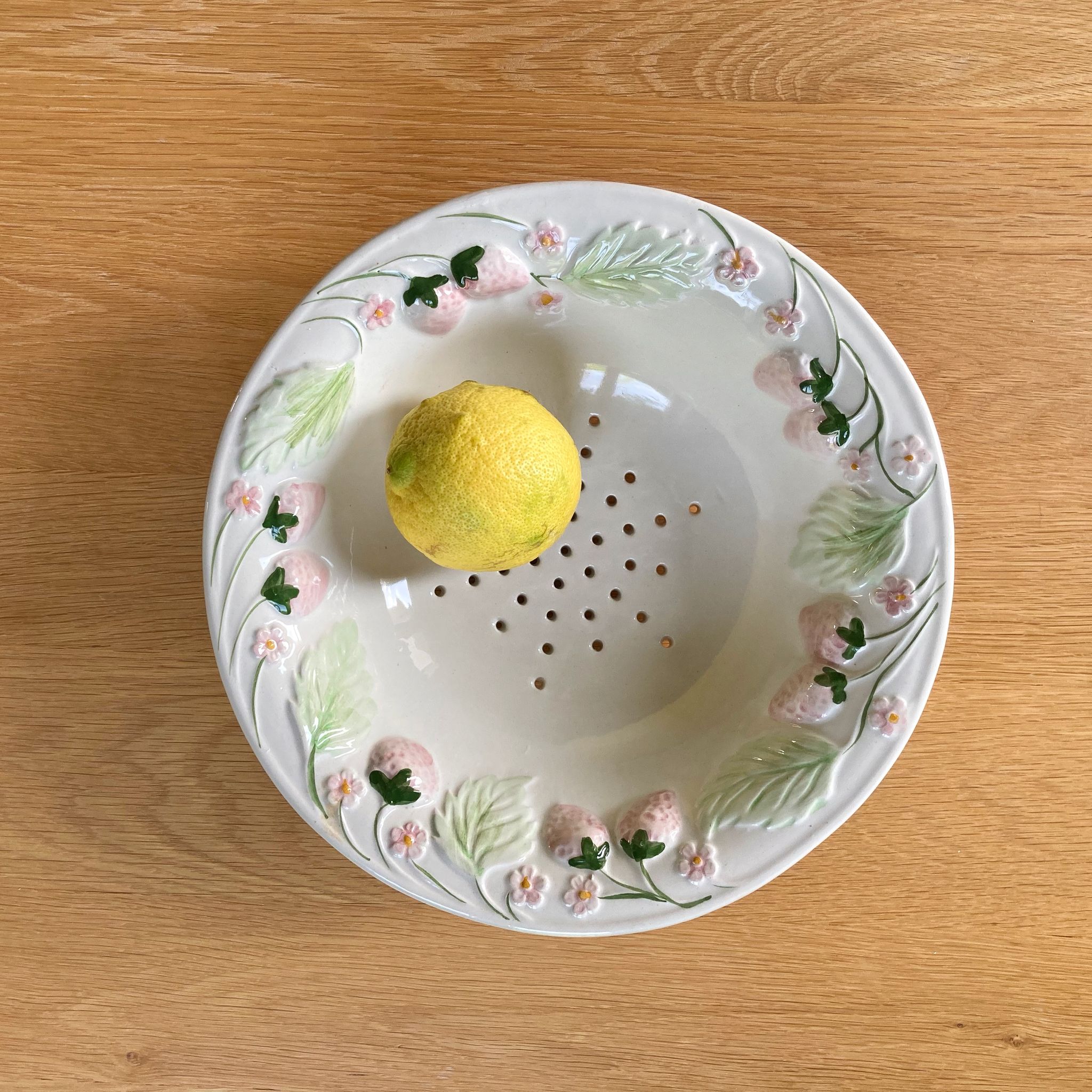 Salad bowl fruit drainer frieze strawberry slurry