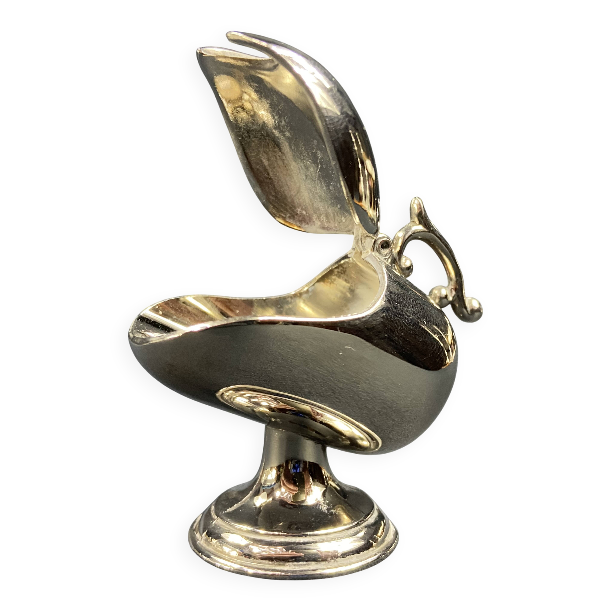 Individual ashtray with metal clasp