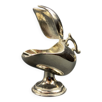 Individual ashtray with metal clasp