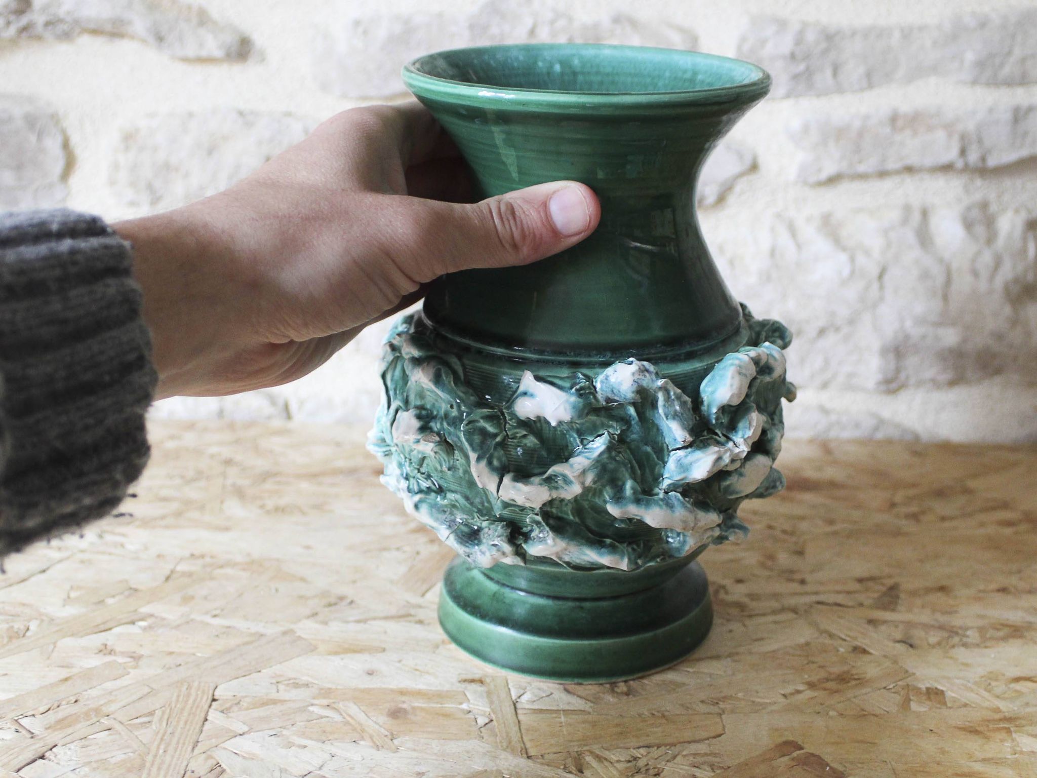 Vase en céramique à décor en barbotine