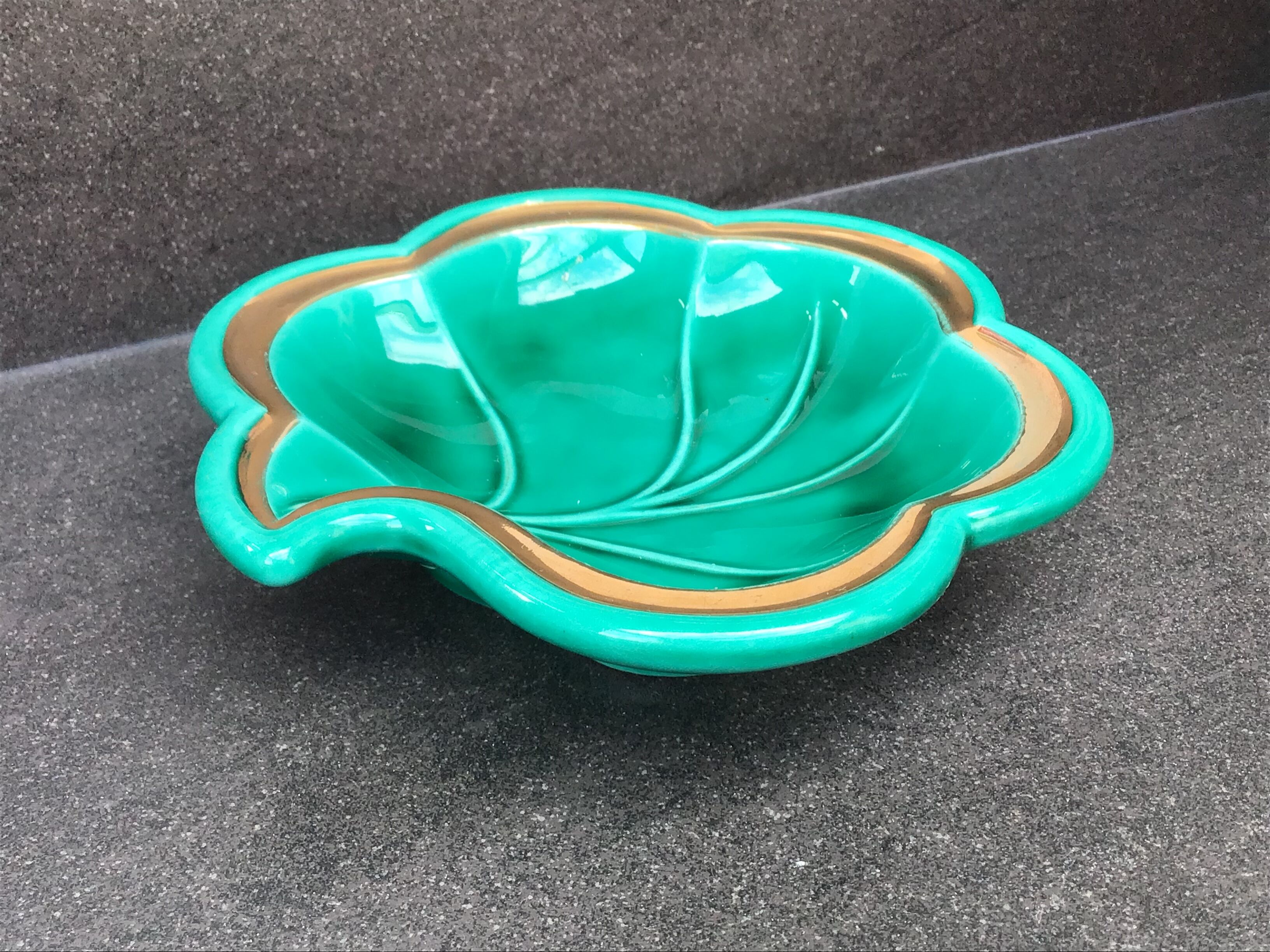 Verceram butter dish in the shape of a leaf, with its knife