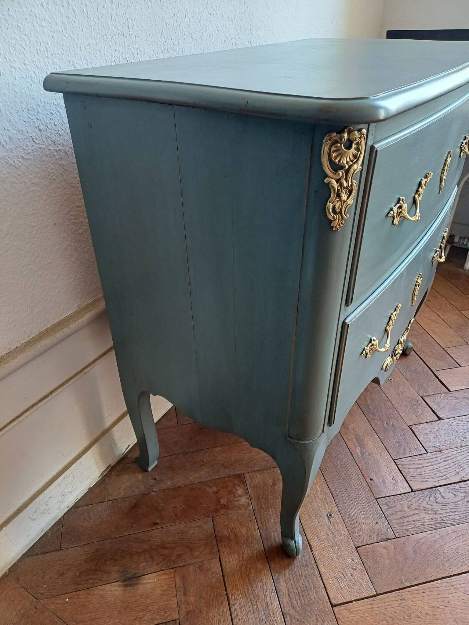 Regency style patinated bedroom chest of drawers with 2 drawers