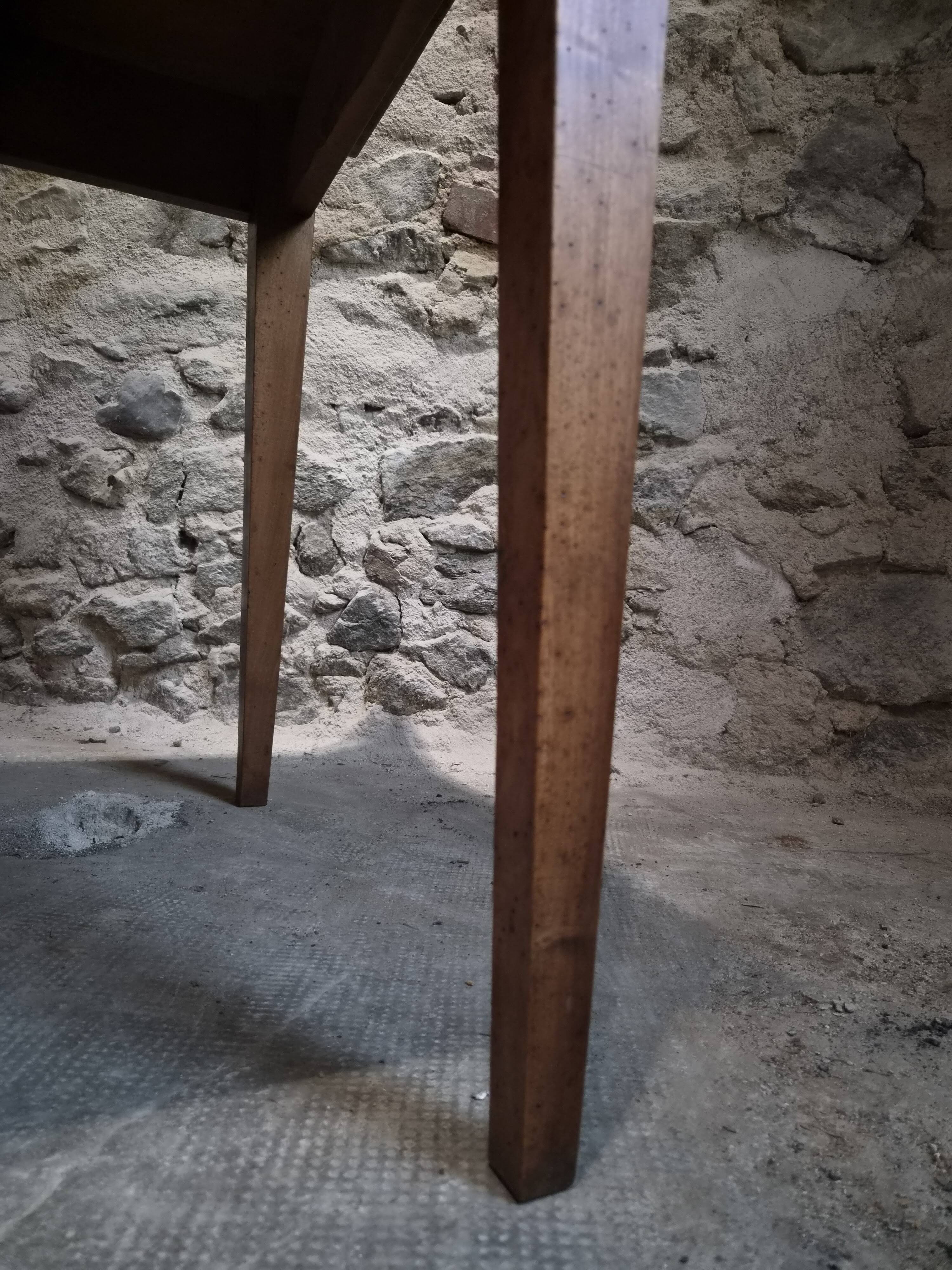 Table française ancienne en noyer avec tiroir, vers 1900–1920