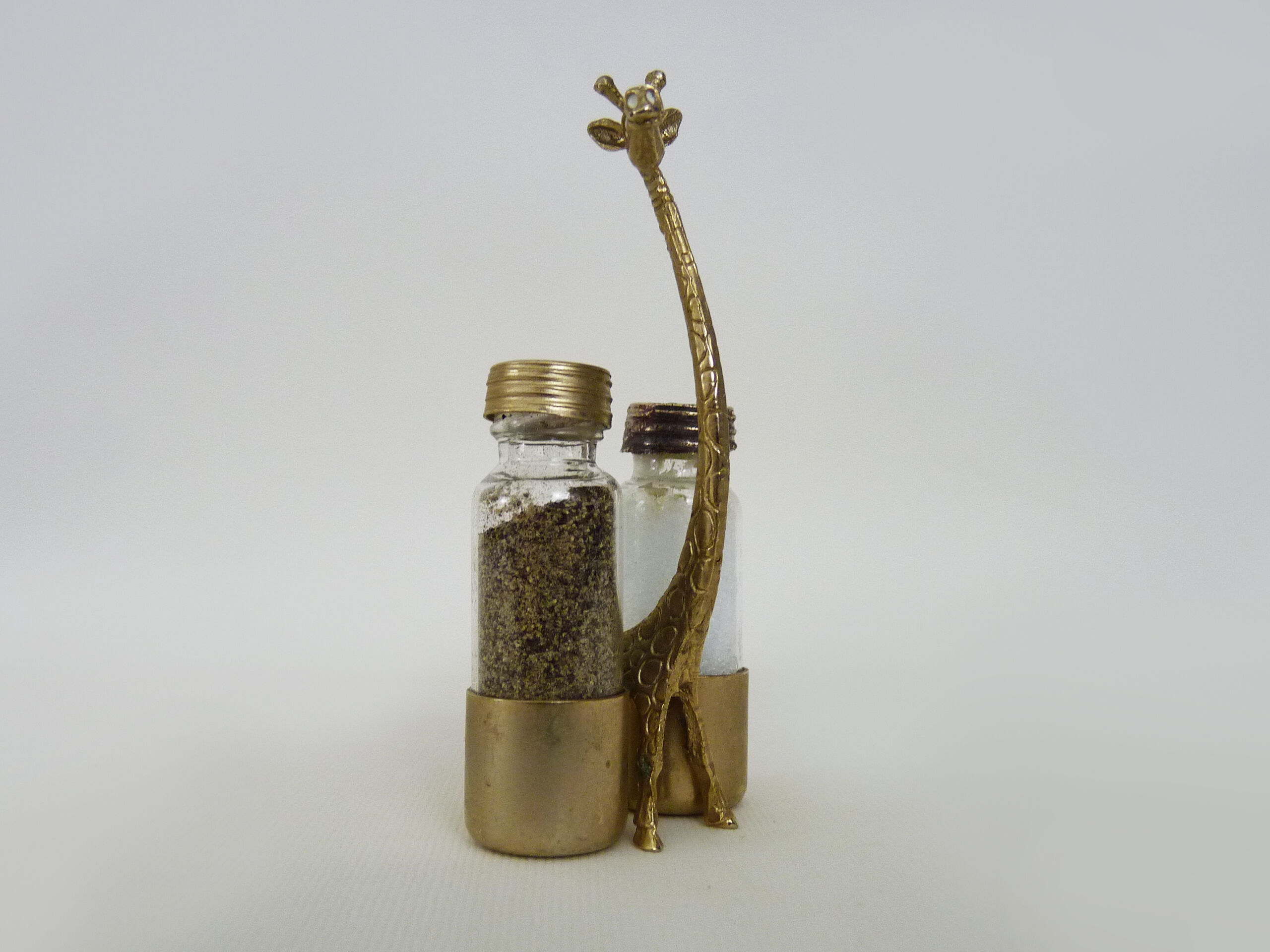 Salt and pepper maker support giraffe year 40 50