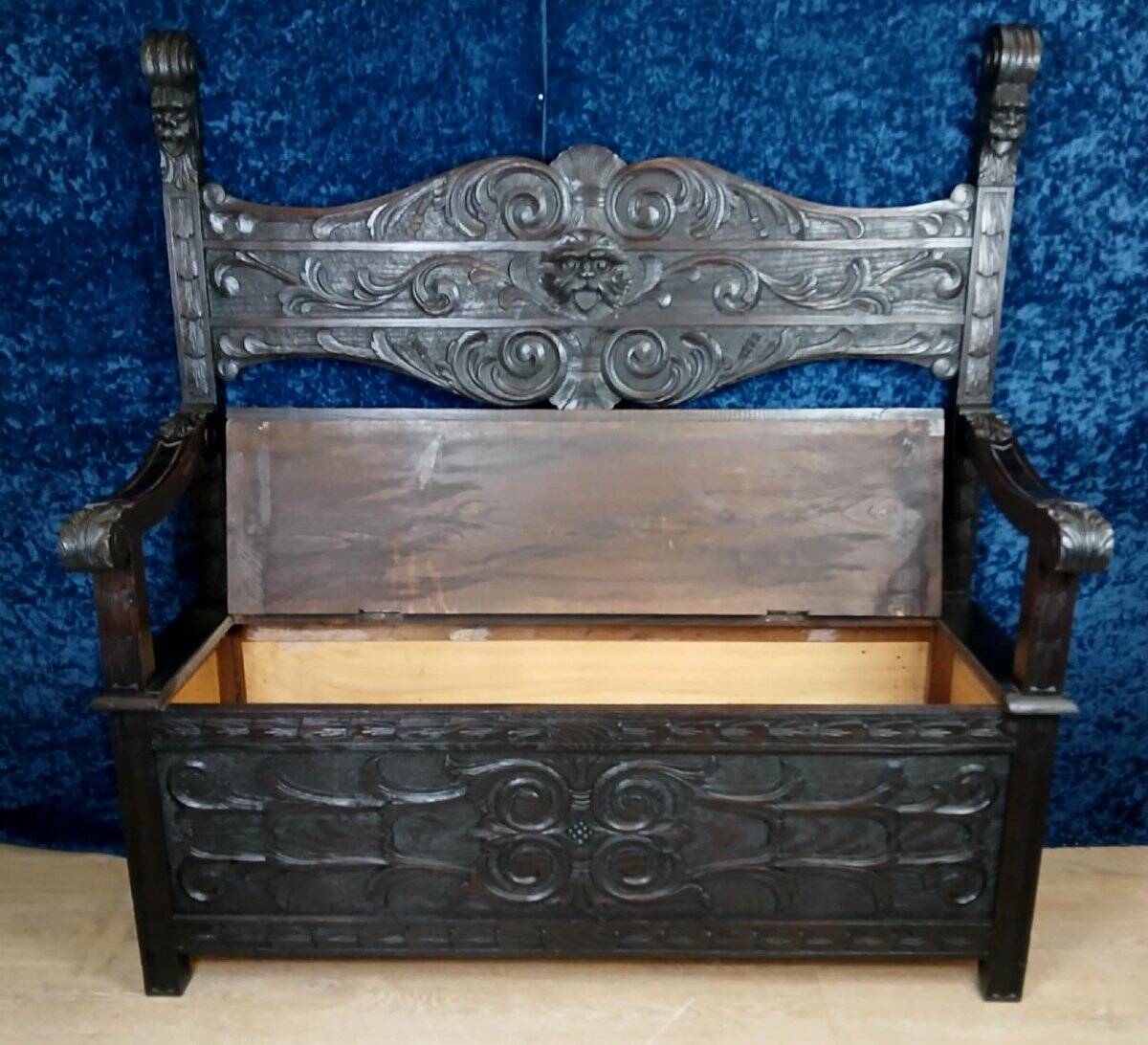 Italian Renaissance style solid wood storage bench
