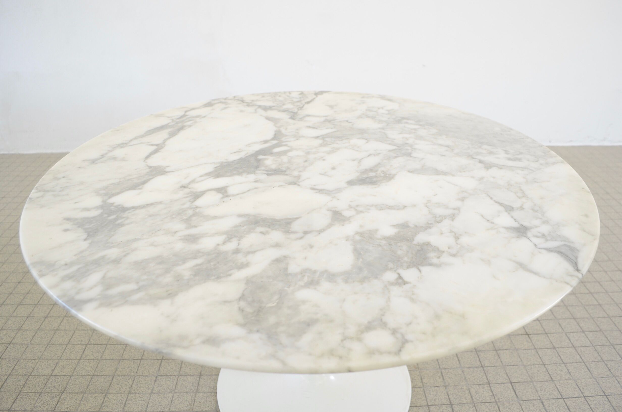 Tulip coffee table by Eero Saarinen for Knoll from the 1960