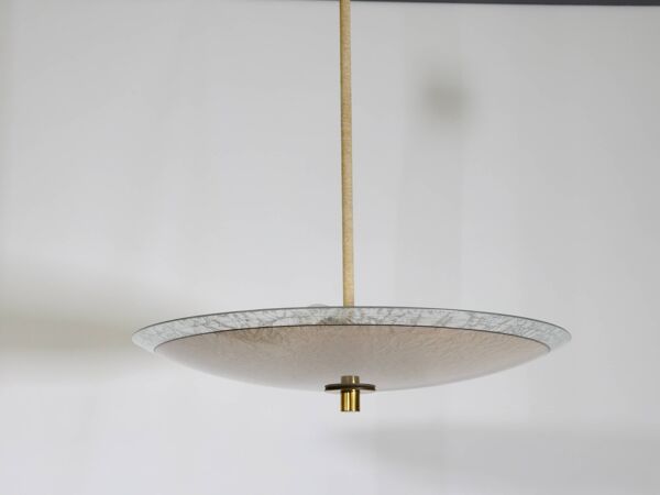 Plafonnier trois lumières de style mi-siècle avec abat-jour en verre texturé, années 1950