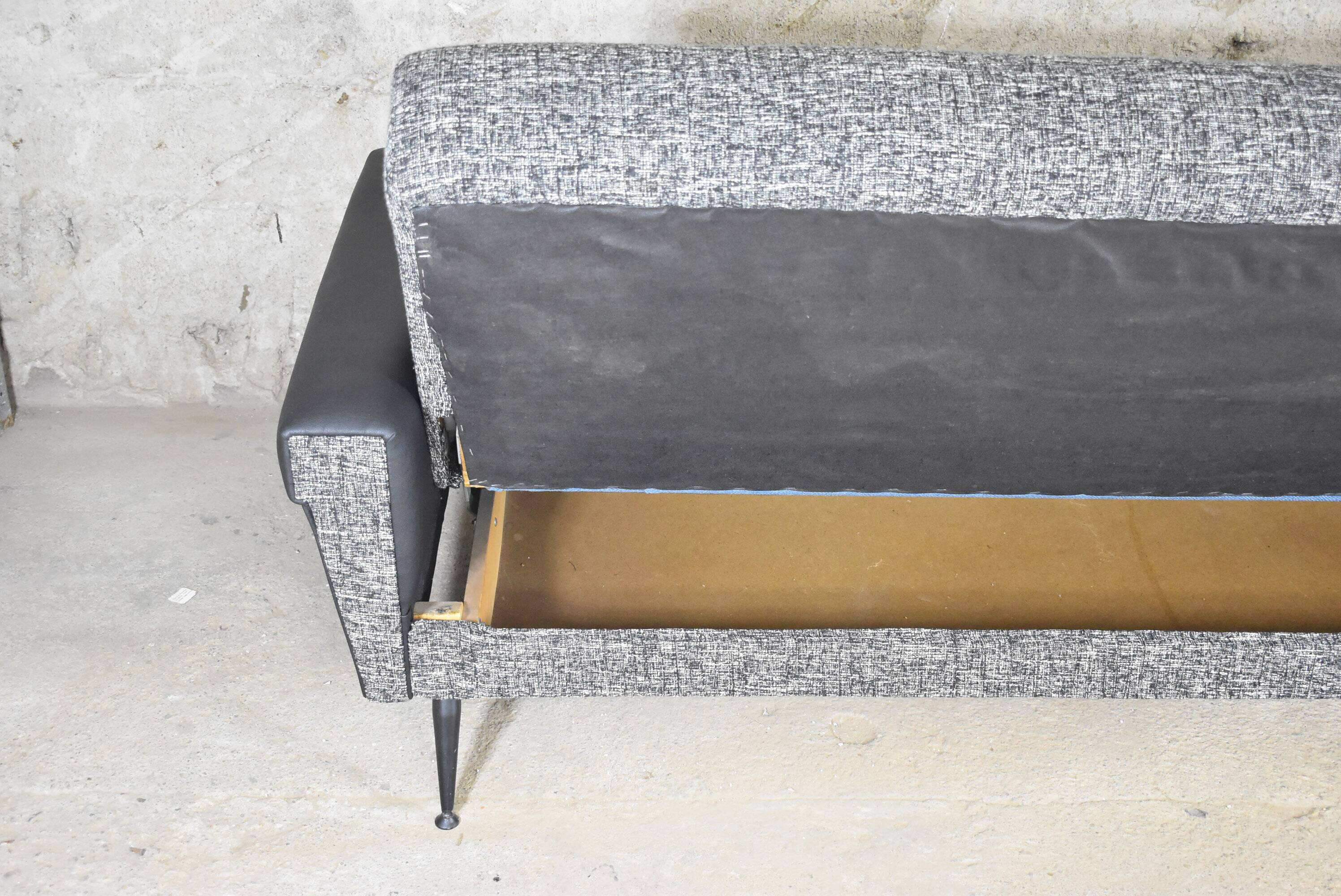 Un magnifique canapé pliant allemand des années 1960 après rénovation complète