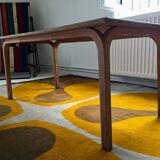 Table en bois blanc