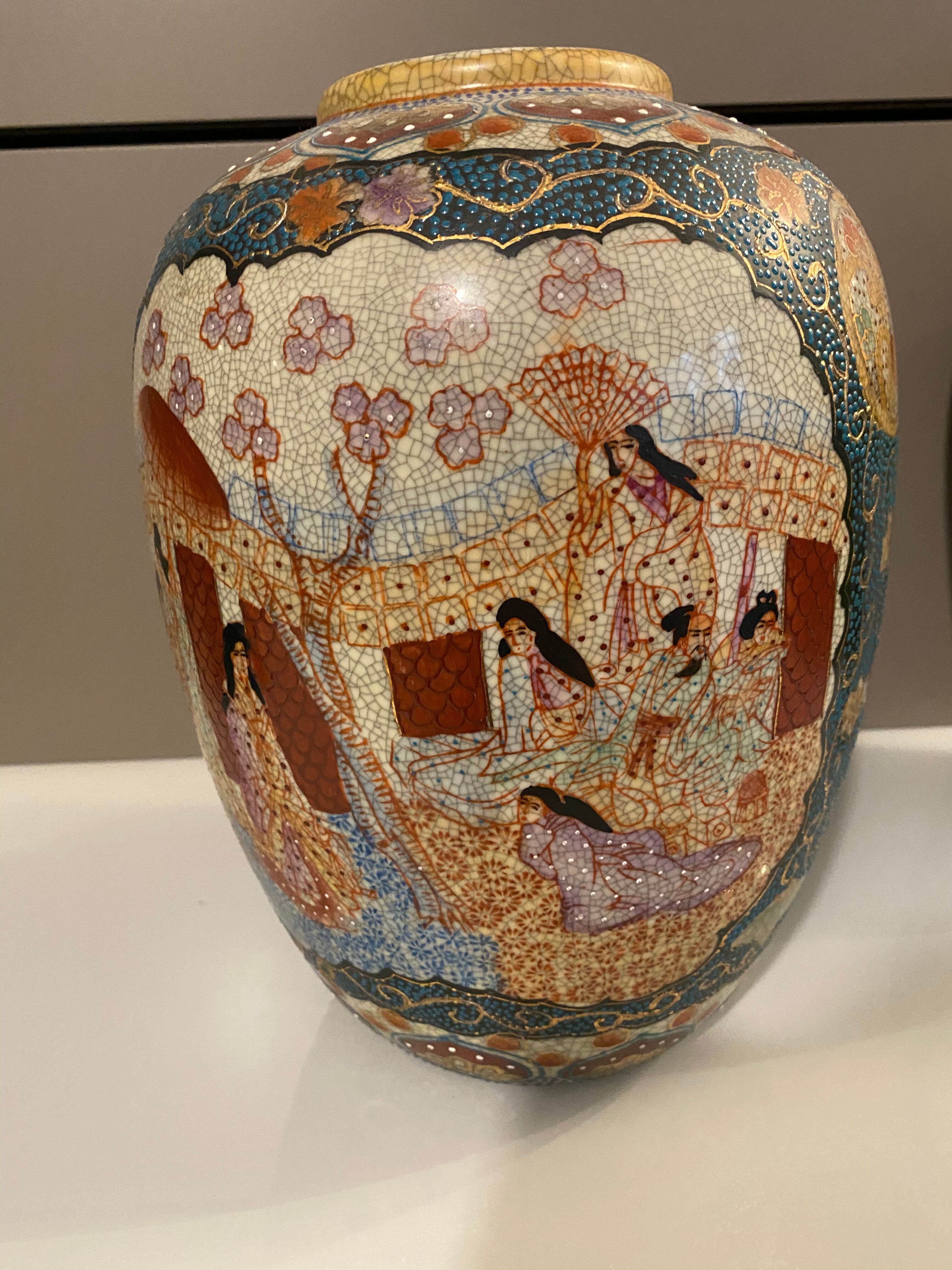 Ancient Chinese vase decorated with gold leaf very beautiful work