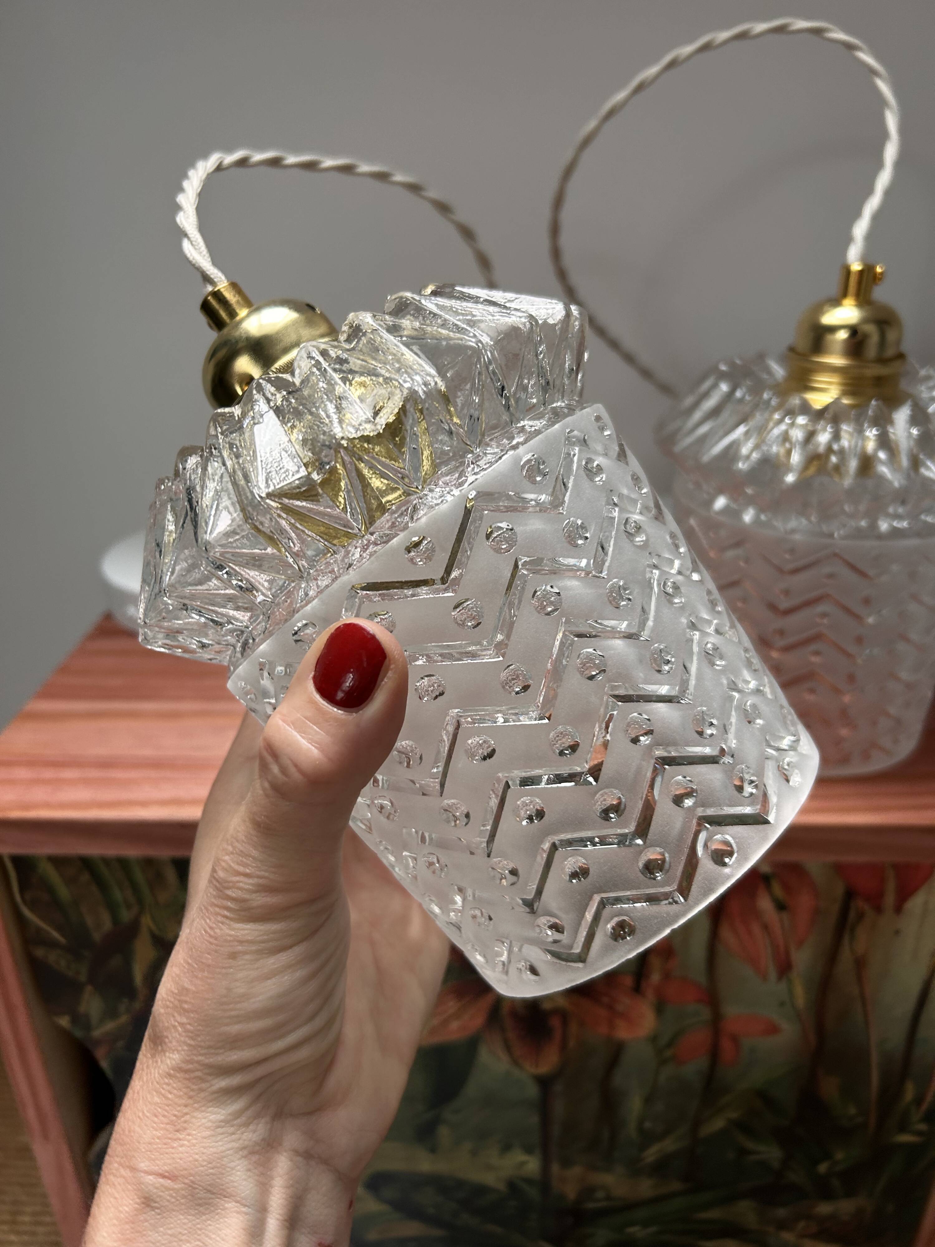 Paire de suspensions vintage en verre ciselé