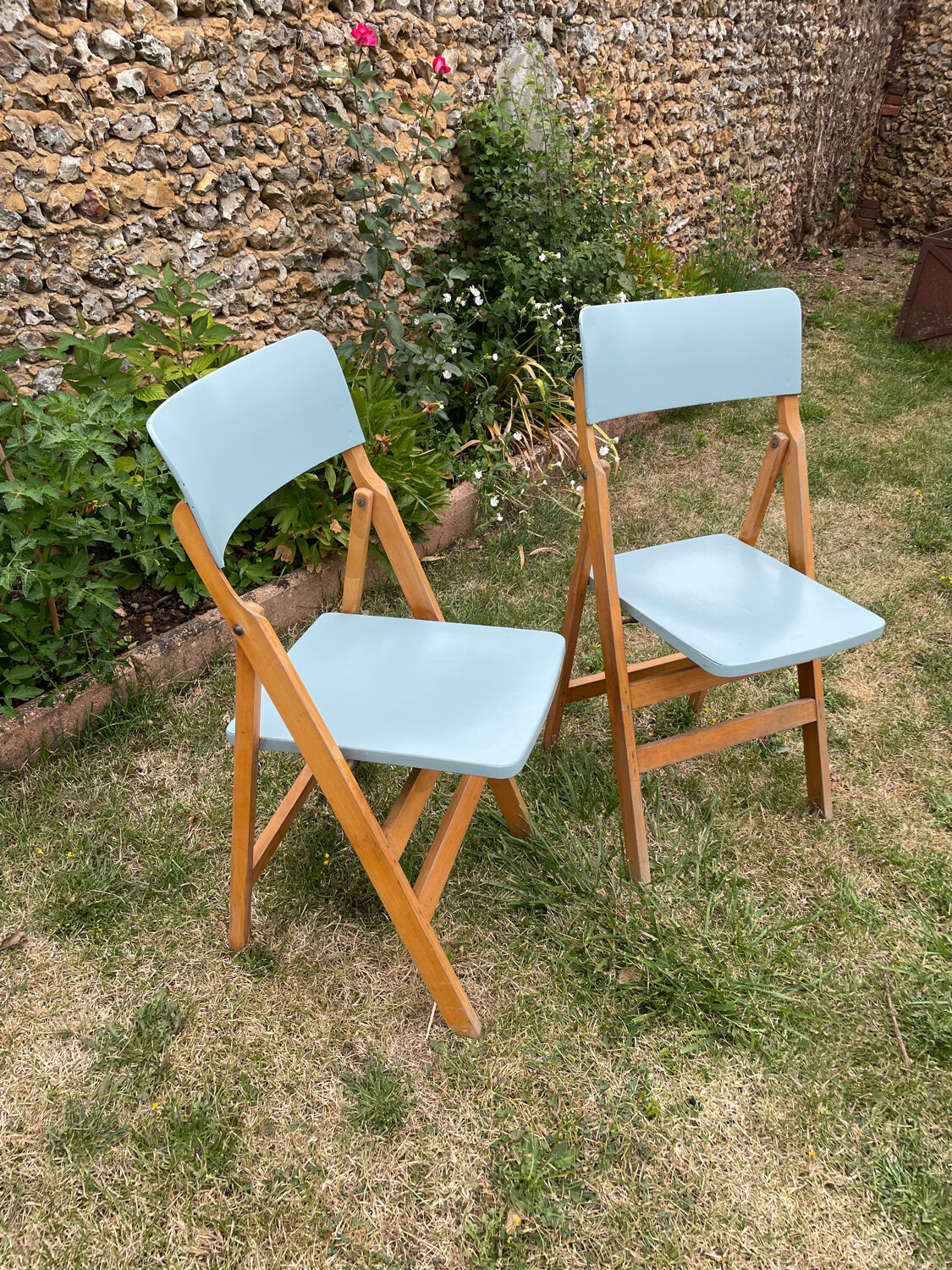 2 folding chairs in vintage beech 1950