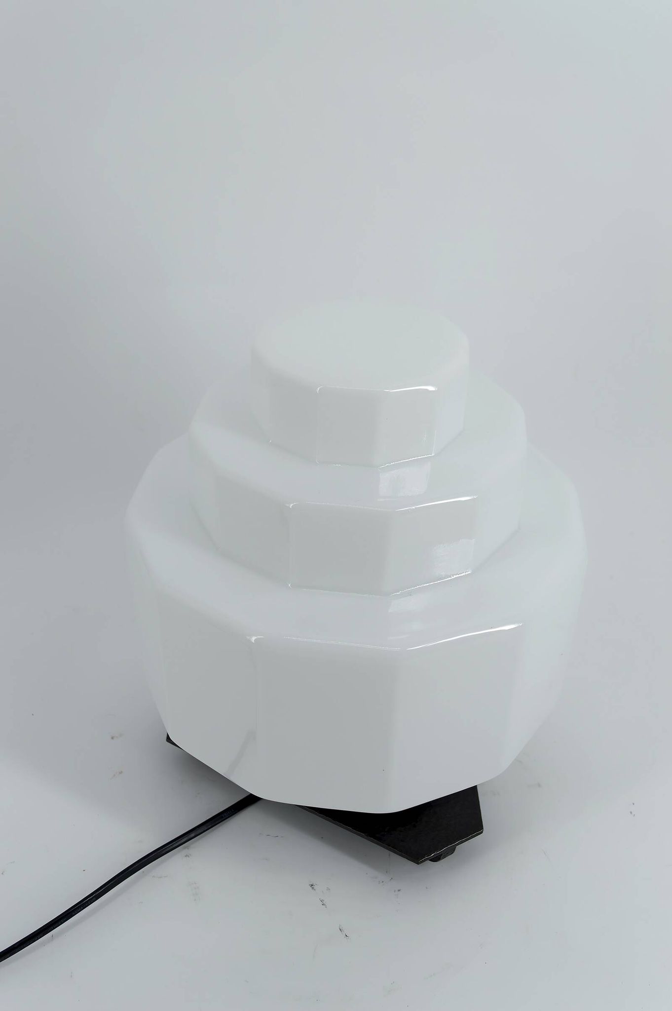 Lampe Art Déco Steamline Modern, vers 1930 – Verre opalin et fer Forgé
