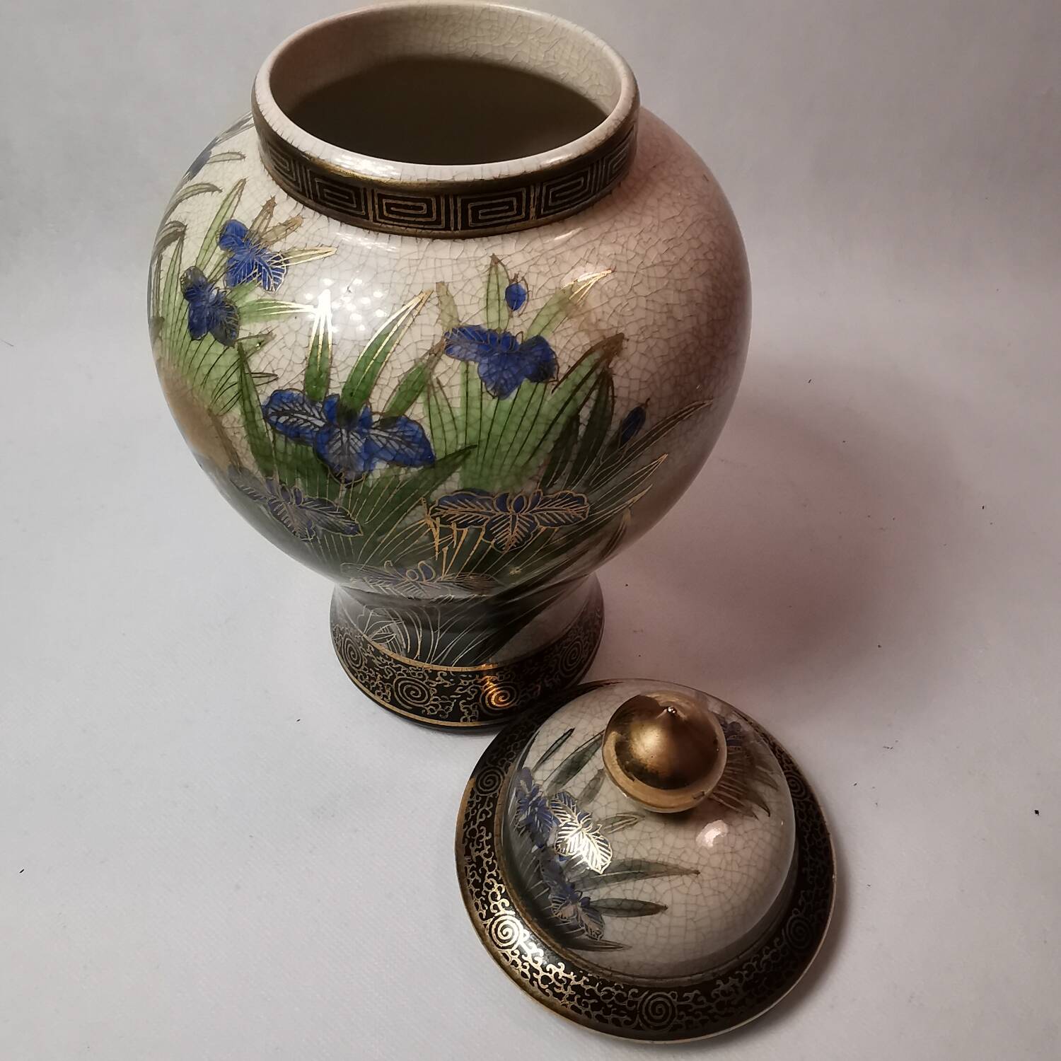 Superb Ginger Pot Vase in Japanese Porcelain Satsuma Family Shimazu Golden Iris Patterns