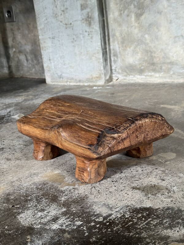 Petit tabouret, repose-pied en teck blond monoxyle organique wabi-sabi L31