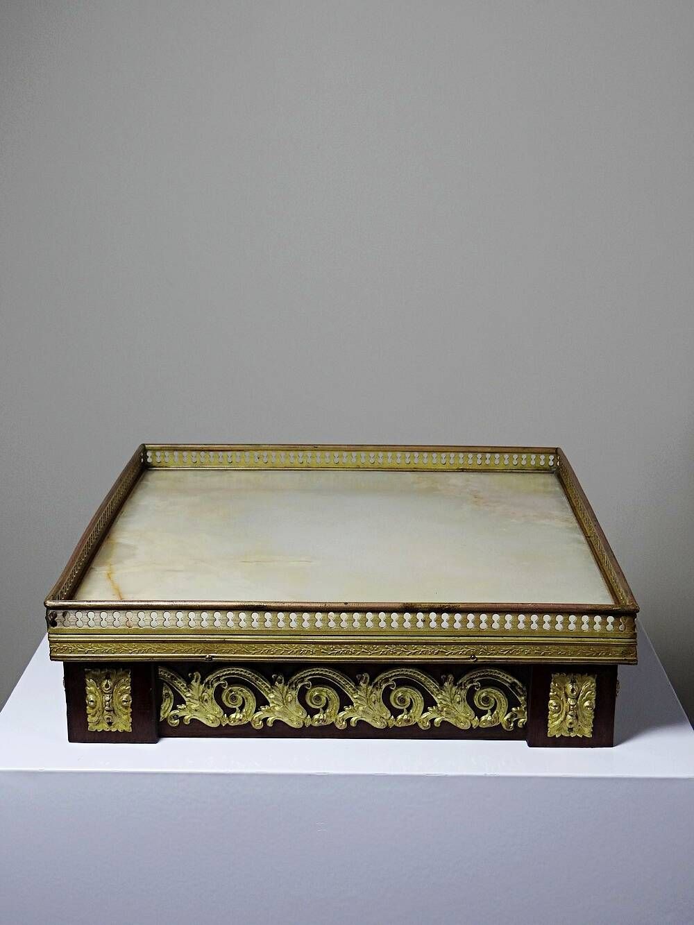 Antique wooden saddle-shaped plateau, gilded metal and onyx, circa 1900.