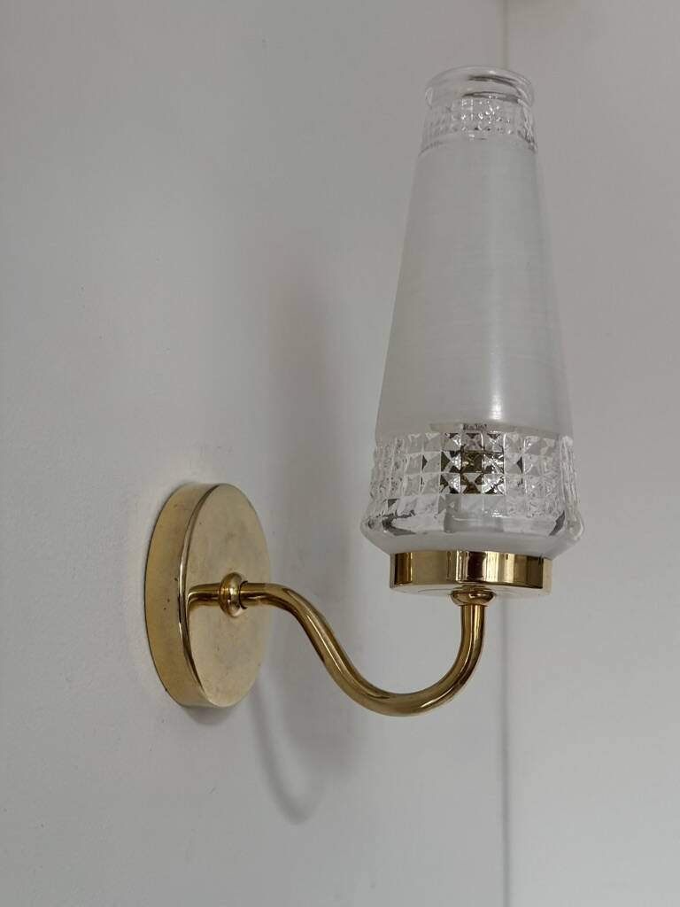 Pair of vintage wall lights in glass and brass, France, 1970.