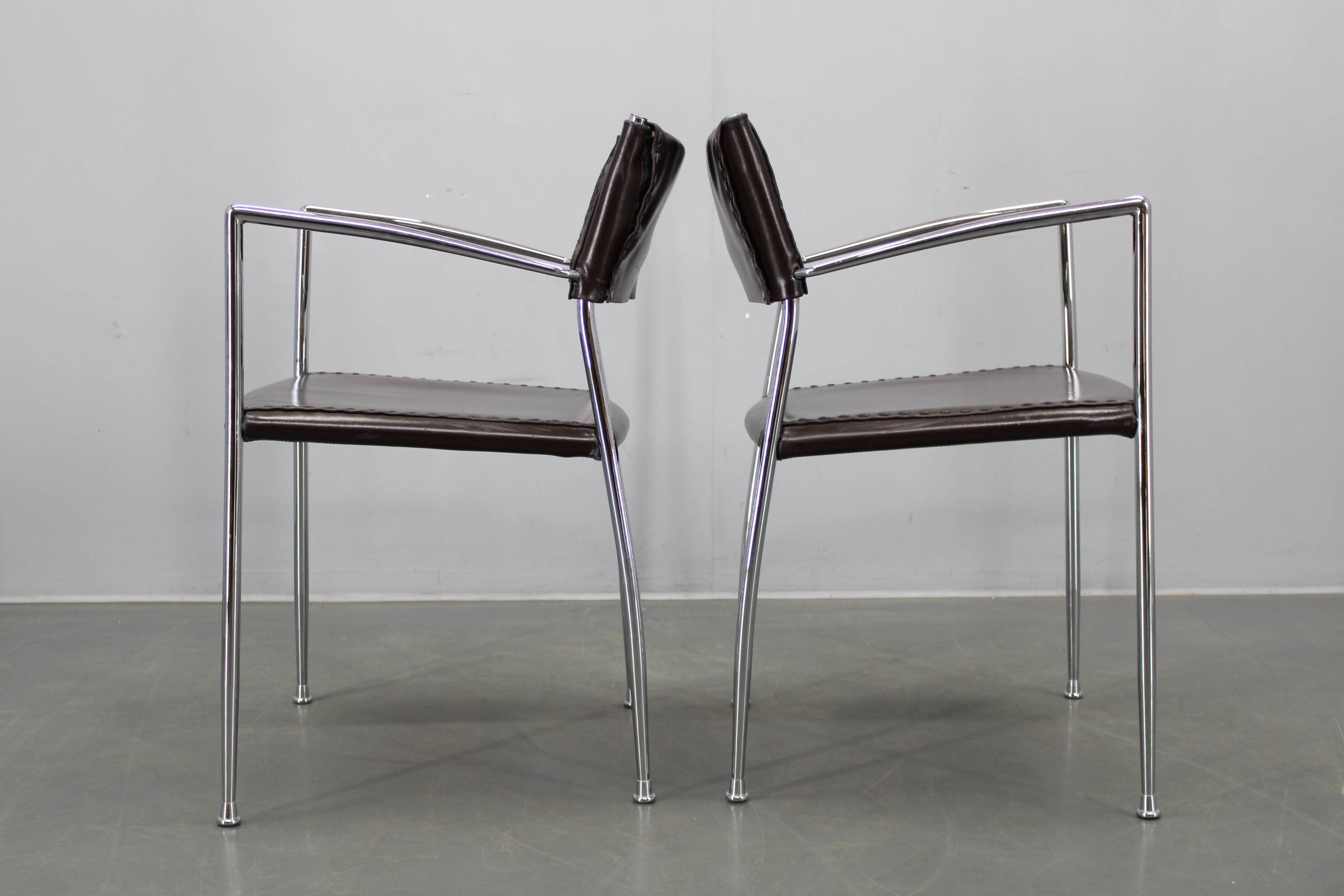 Ensemble de six fauteuils en cuir italien et chrome par Arper.