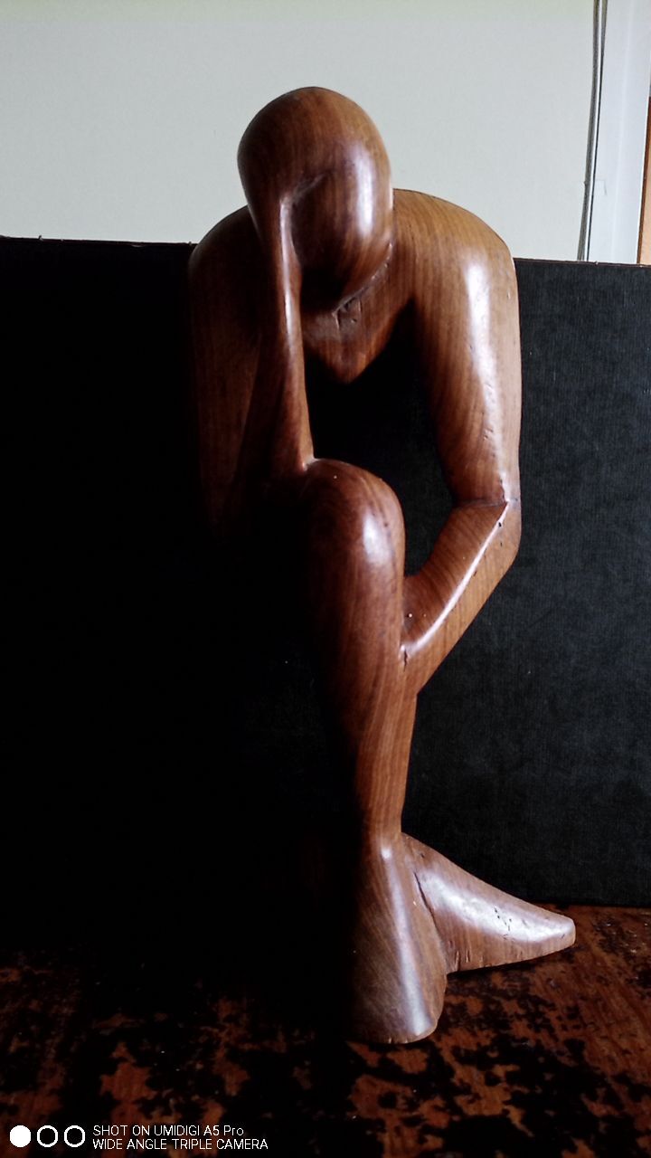 Wood carving Maurice Tavernier (1926 - 2018) pensive man 30 x 14 x 8 cm