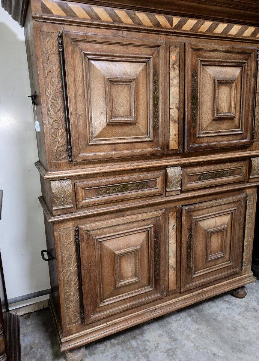 Buffet cabinet from Montbéliard, 18th century, in carved oak.
