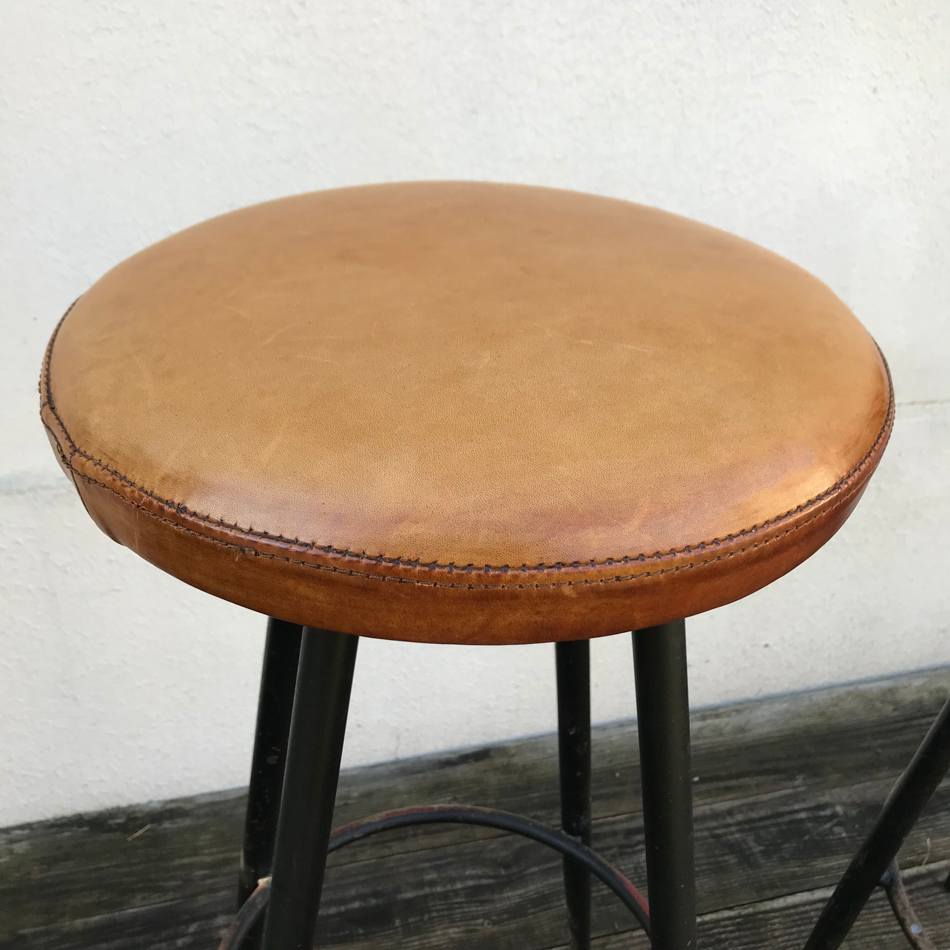 Paire de tabourets de bar assise cuir vintage 1950-60