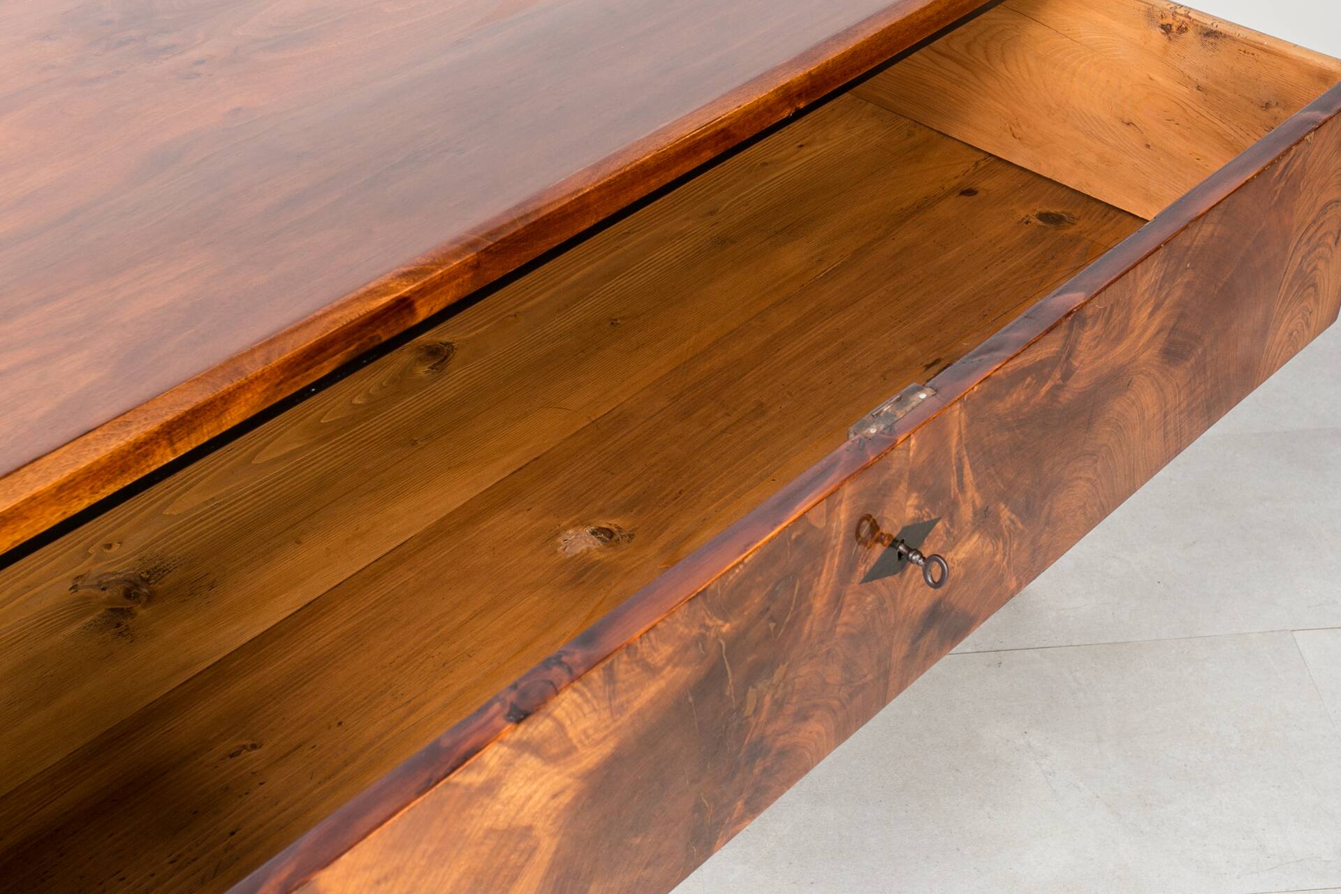 Commode allemande en noyer du XIXe siècle – Entièrement restaurée, vernis à l'ancienne