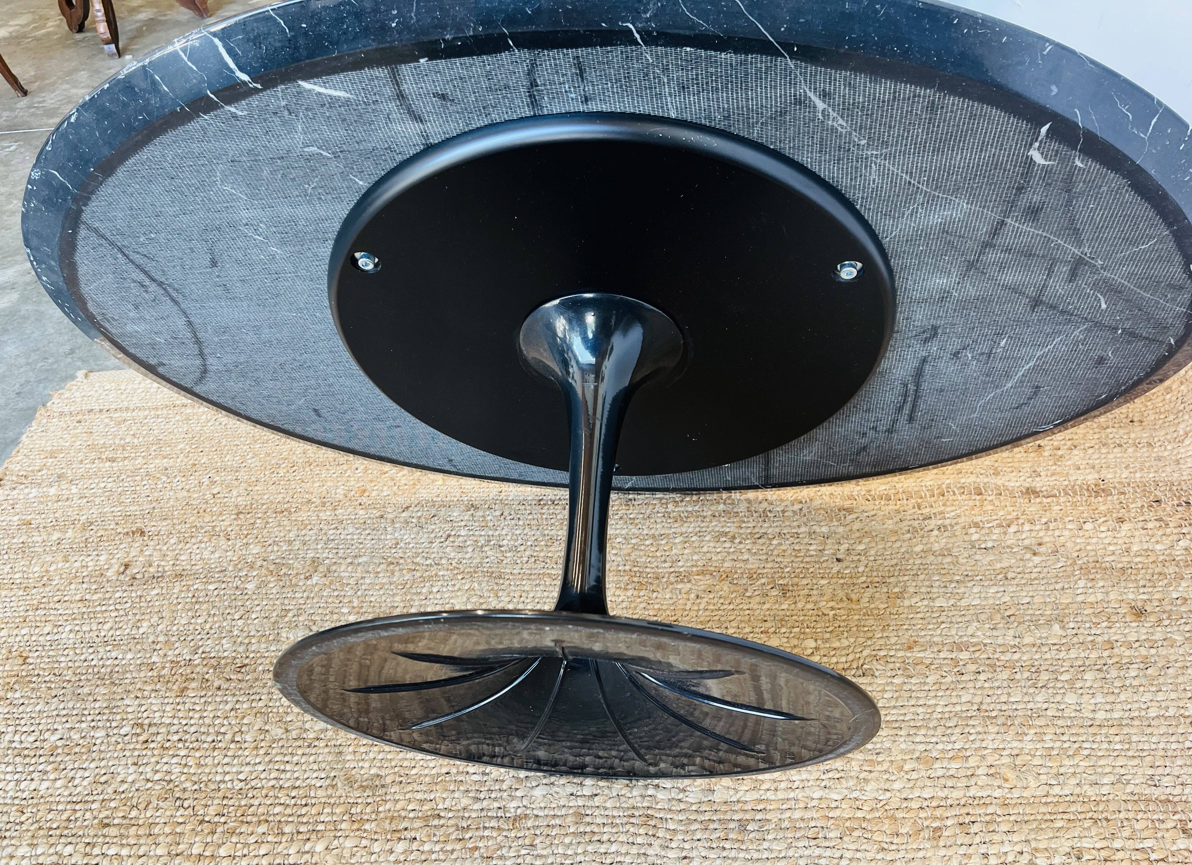 Knoll “Tulip” oval coffee table – Eero Saarinen collection – 1970s