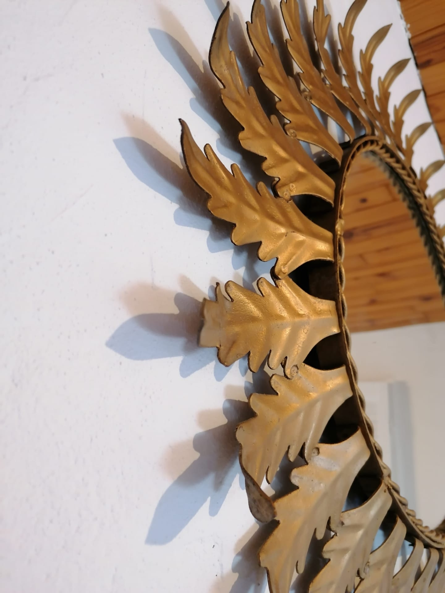 Oval sunburst mirror with leaves of acanthus 1960s