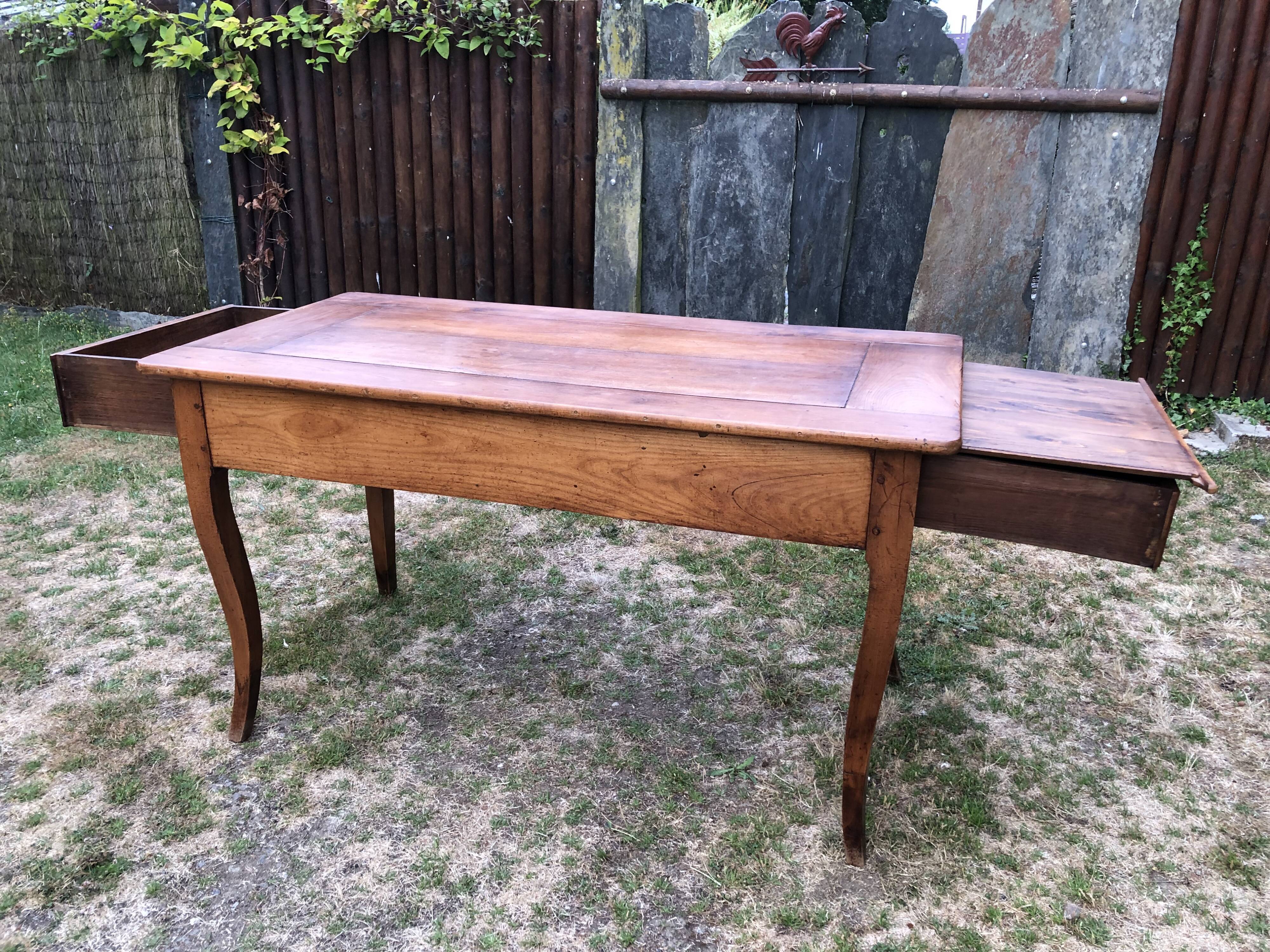 Table de ferme ancienne de style Louis XV à piétement dit pied biche en cerisier massif à 2 tiroirs