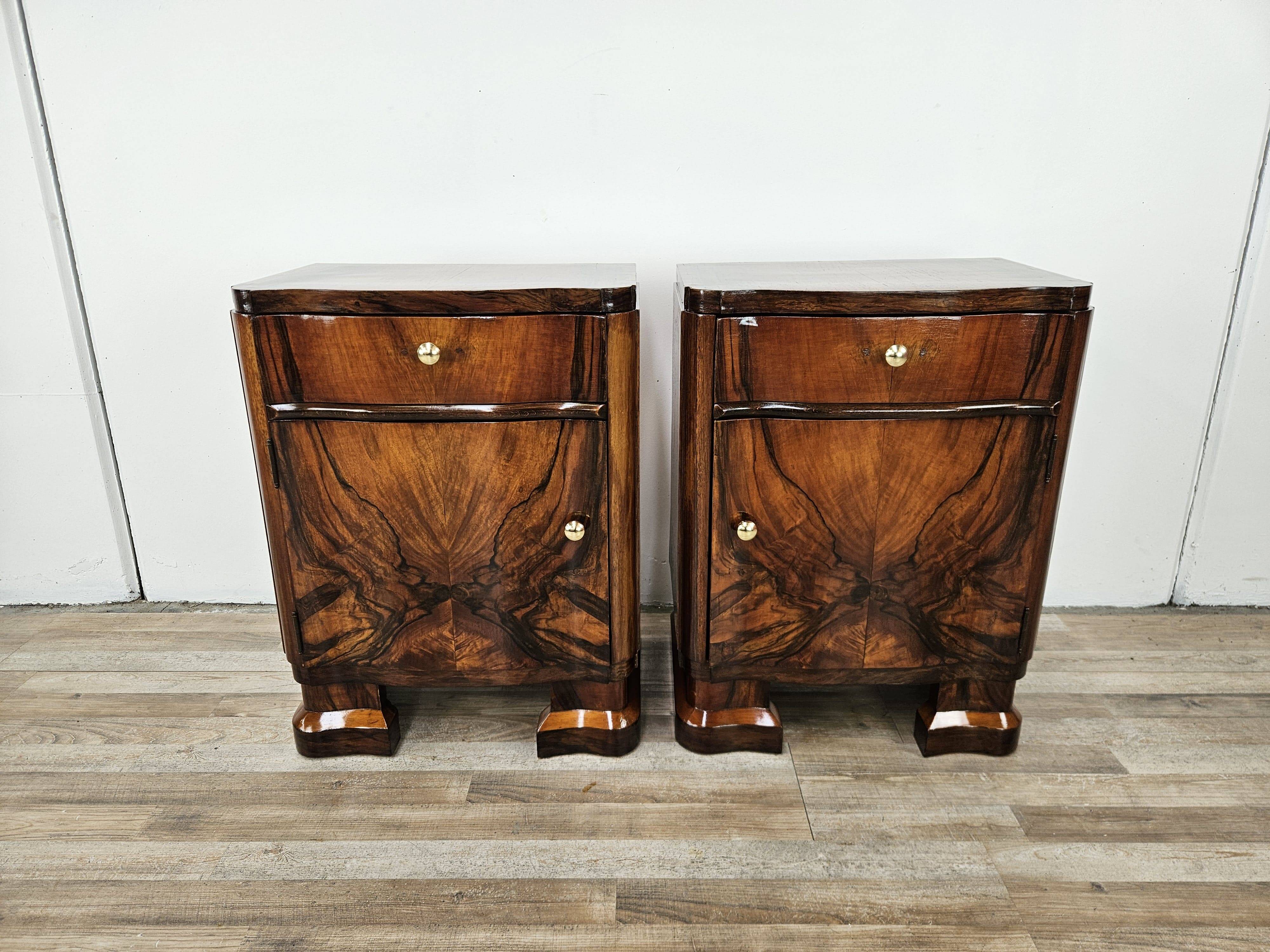 Art Decò bedside tables in walnut burl with brass knobs